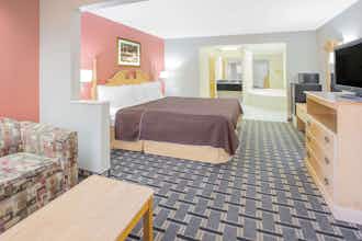 Hotel Days Inn and Suites Pine Bluff photo 4