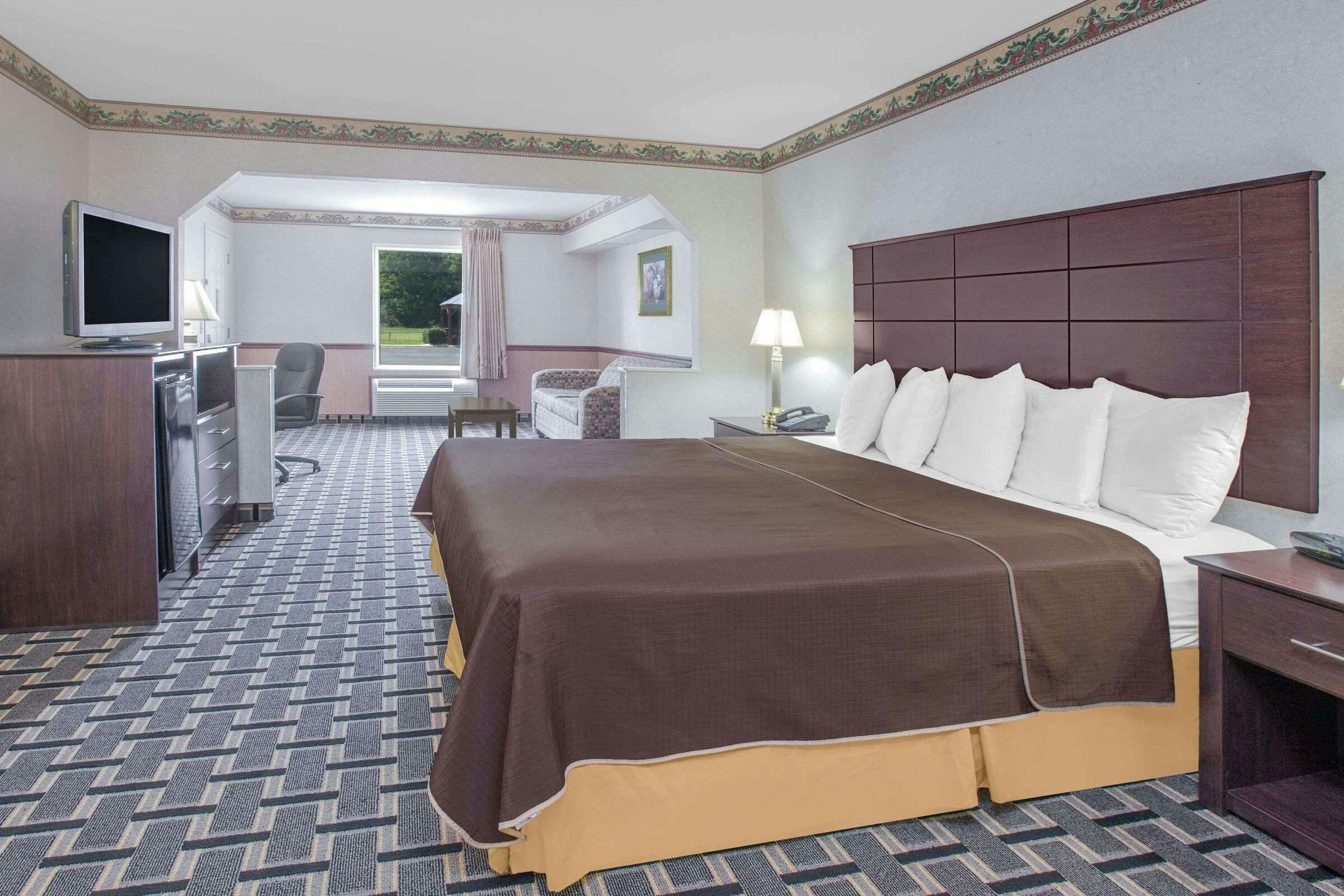 Hotel Days Inn and Suites Pine Bluff photo 5