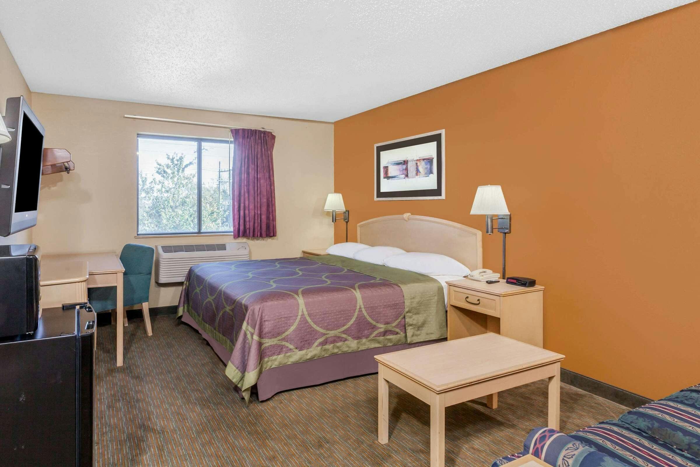 Hotel Super 8 Charlotte Amusement Pk photo 1