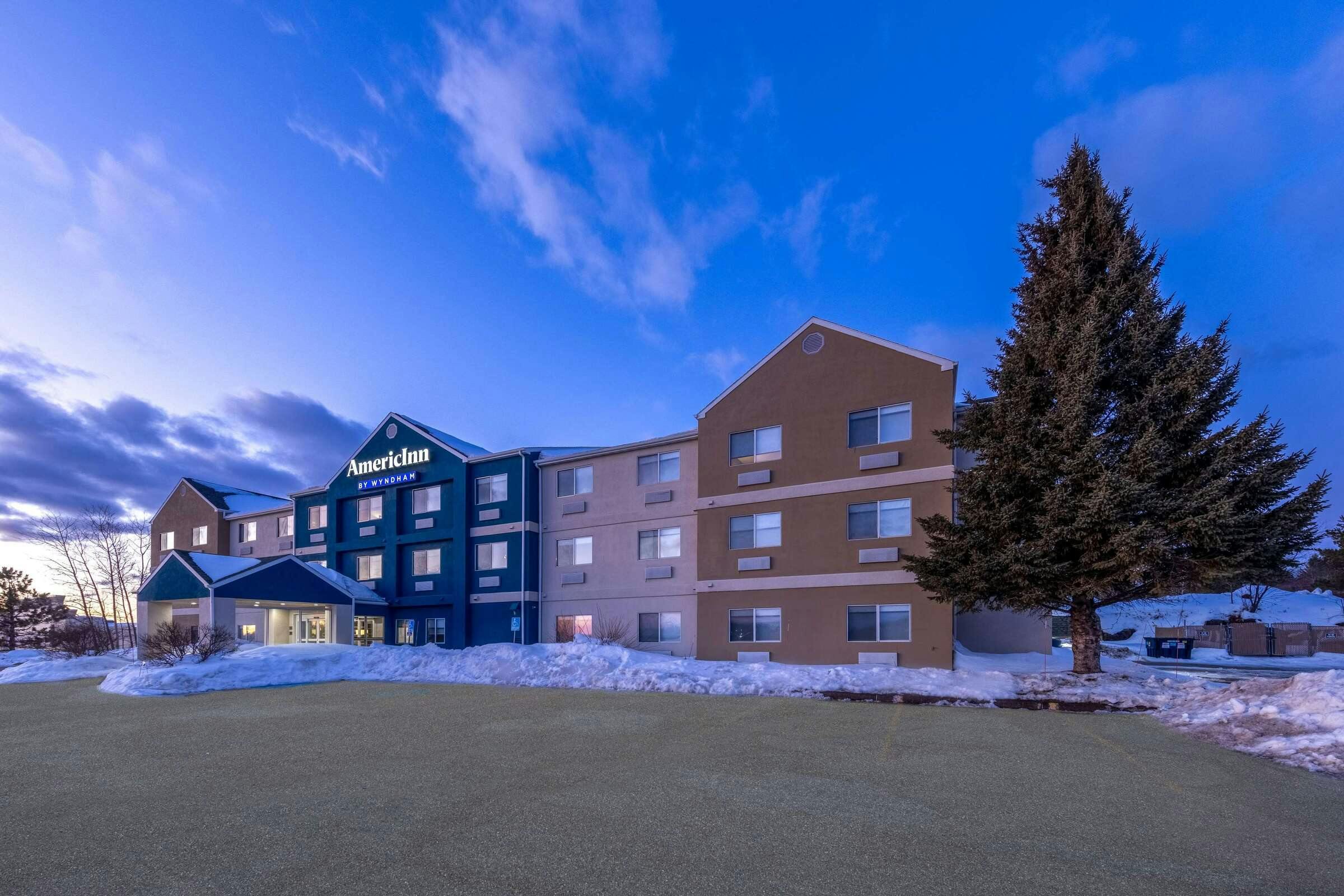 Hotel AmericInn by Wyndham Duluth photo 2