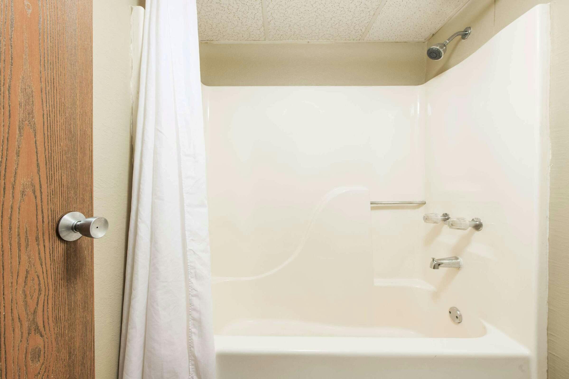 Hotel Super 8 by Wyndham Sullivan photo 2