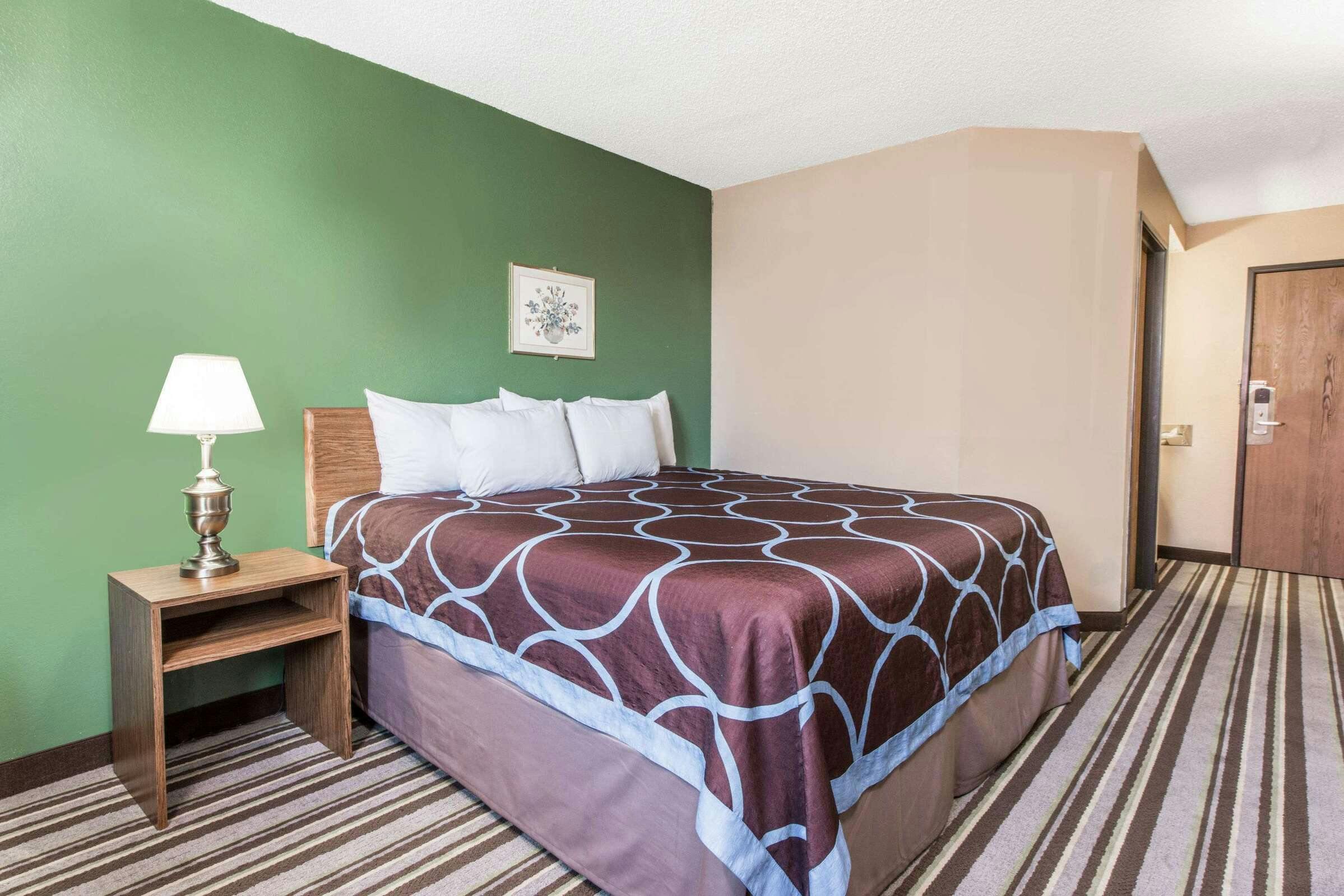 Hotel Super 8 by Wyndham Sullivan photo 3