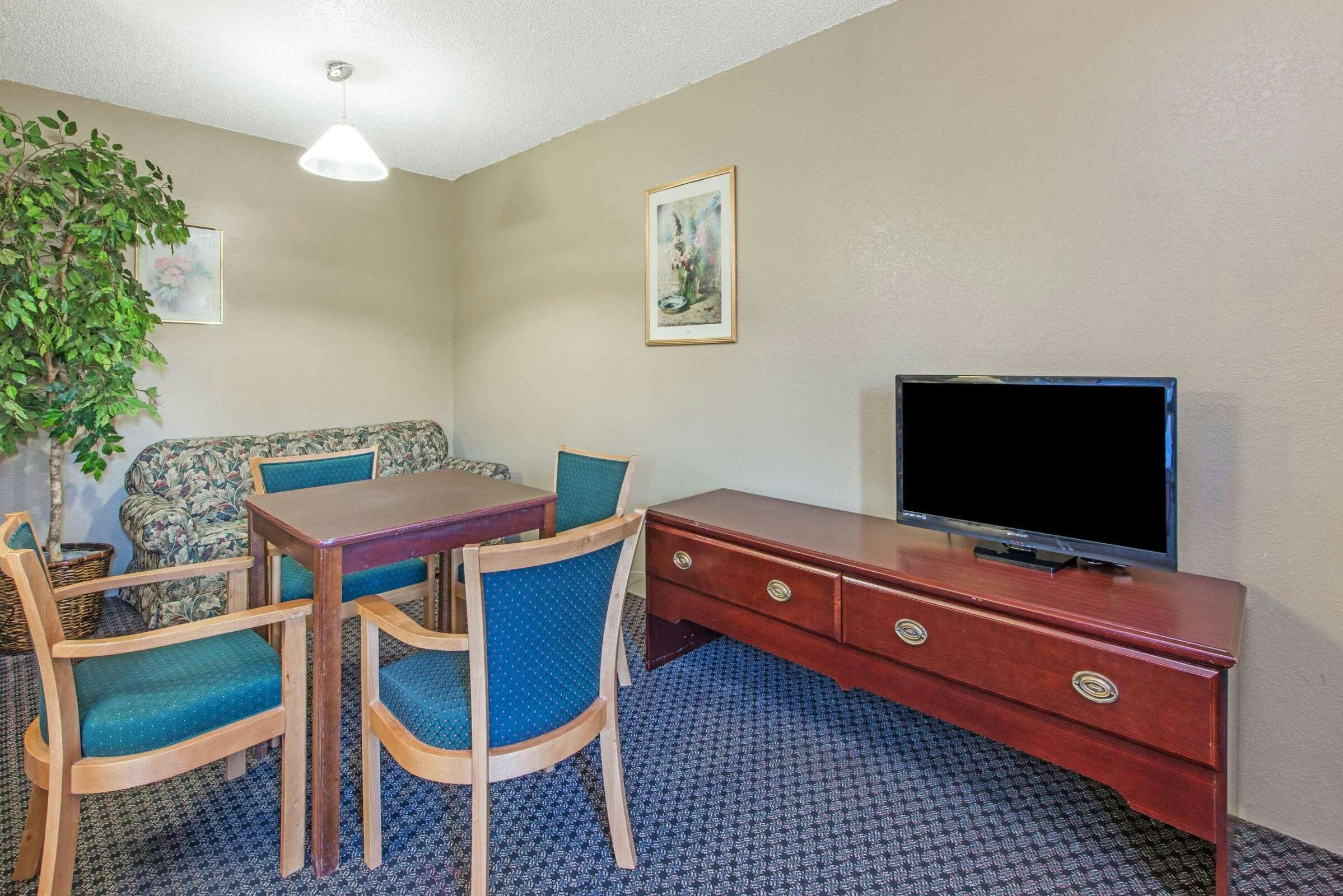 Hotel Super 8 by Wyndham Sullivan photo 5