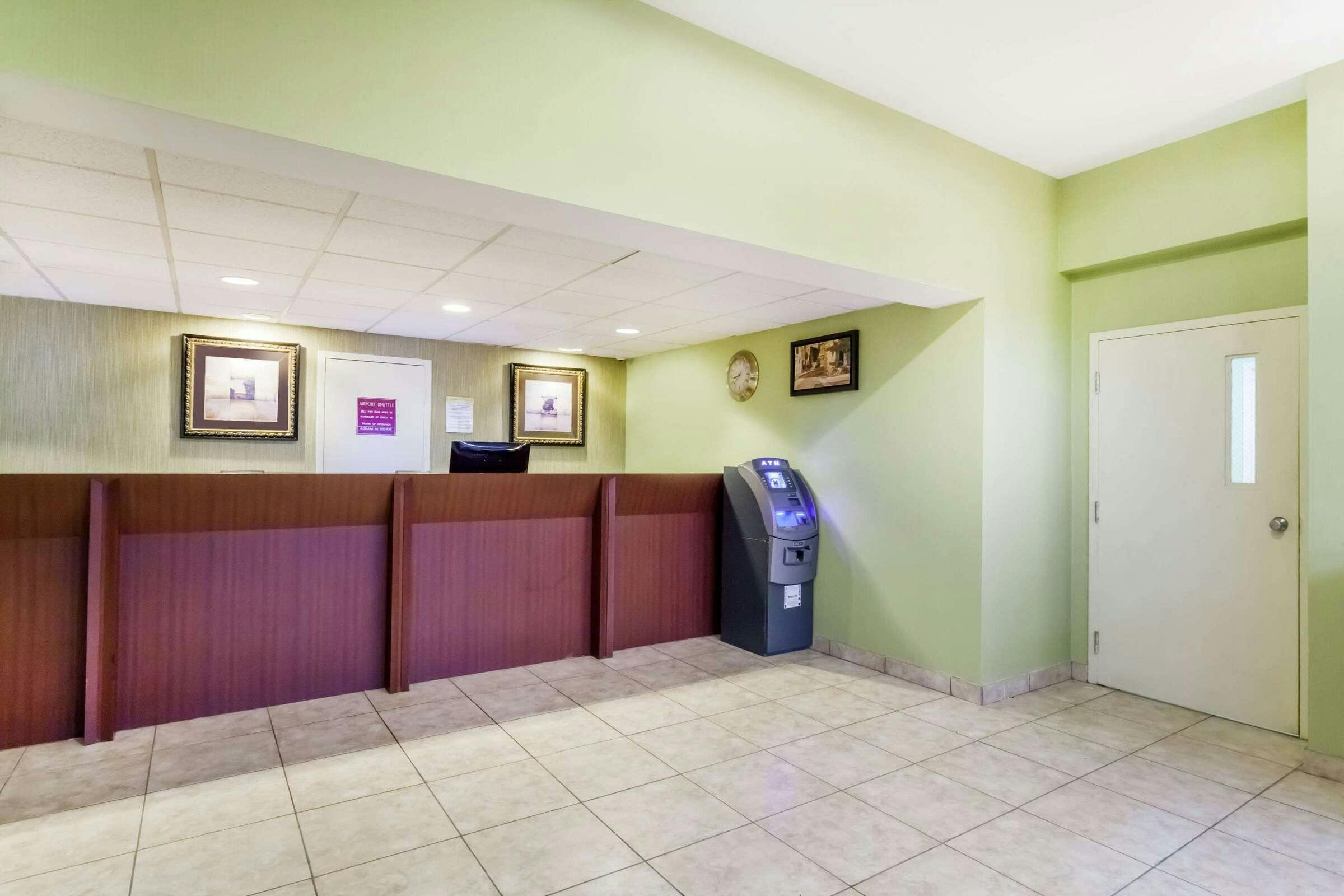 Hotel Days Inn Windsor Locks photo 1