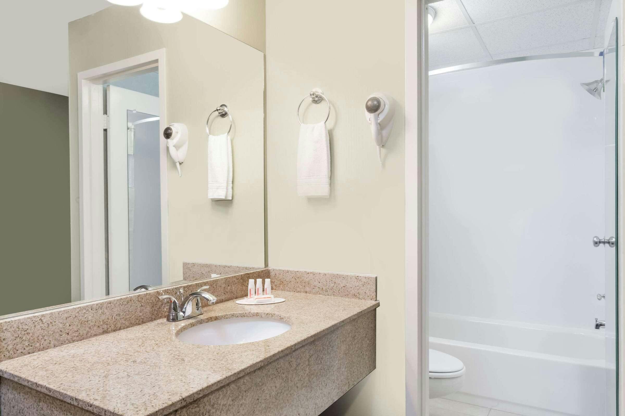 Hotel Days Inn Windsor Locks photo 5