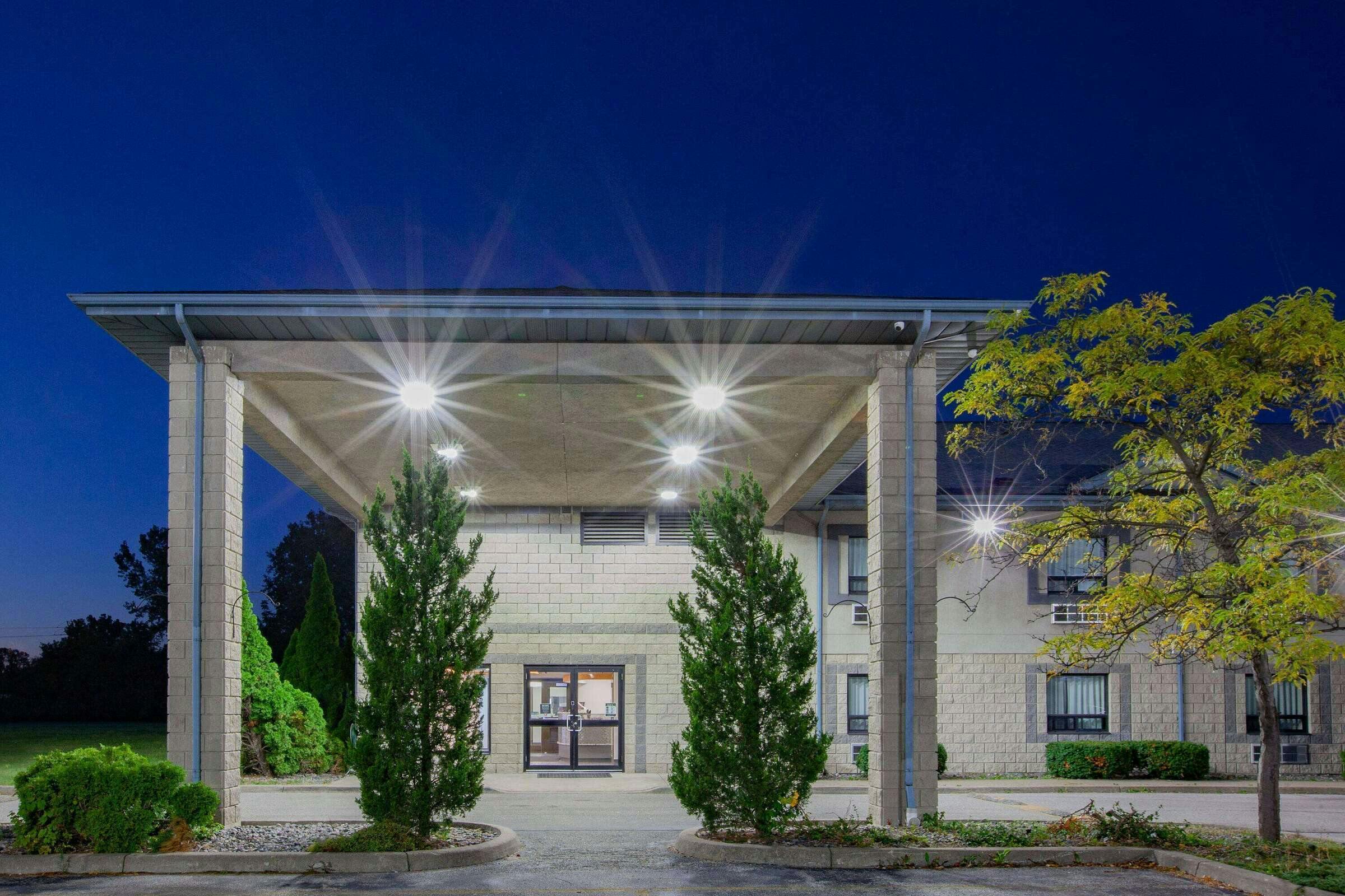 Hotel Sup 8 Windsor Ambassador Brdge photo 3