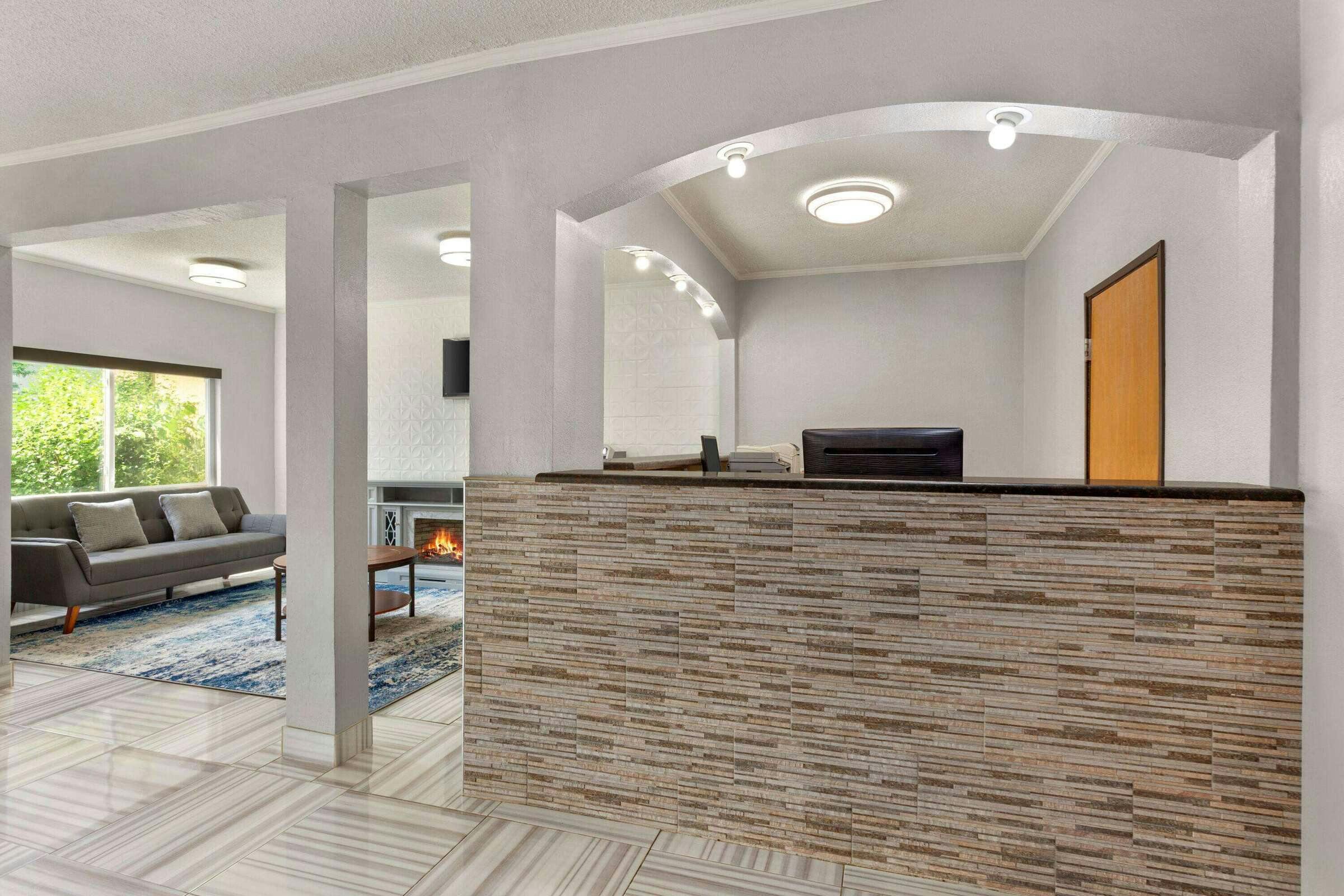 Hotel Days Inn by Wyndham Kansas City International Airport photo 2