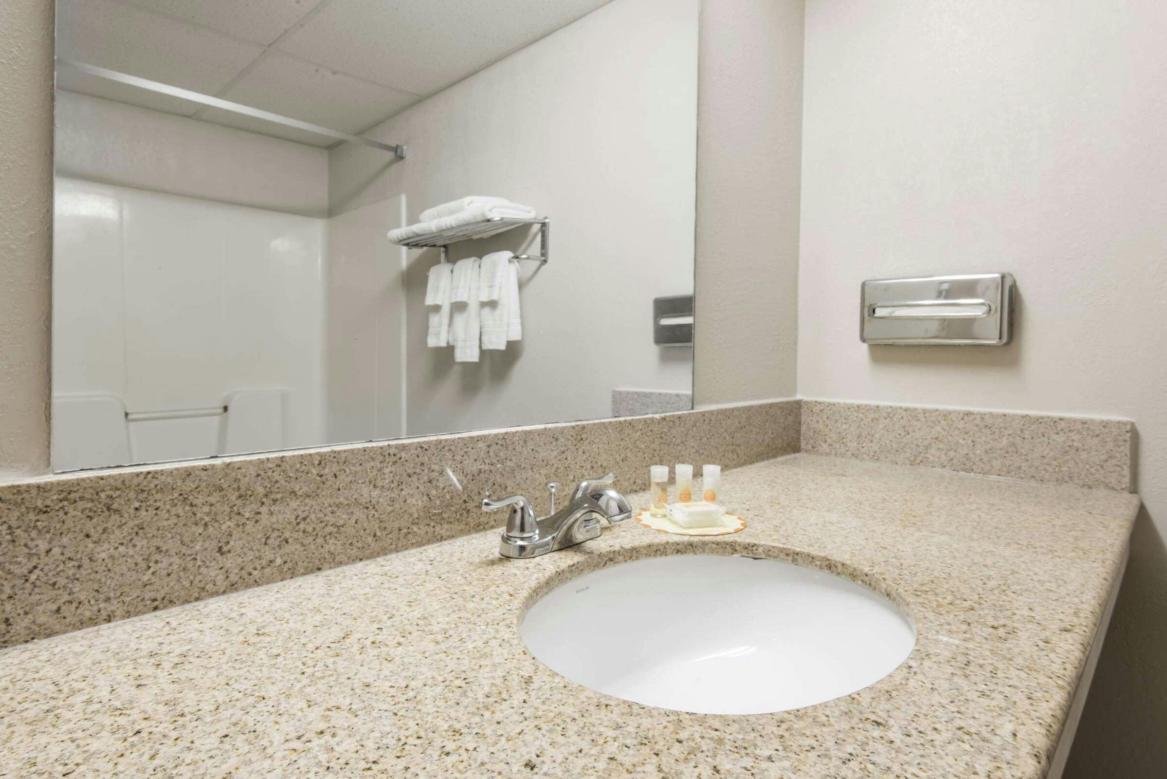 Hotel Days Inn by Wyndham Kansas City International Airport photo 4