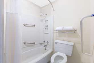 Hotel Days Inn & Suites by Wyndham Marshall photo 3