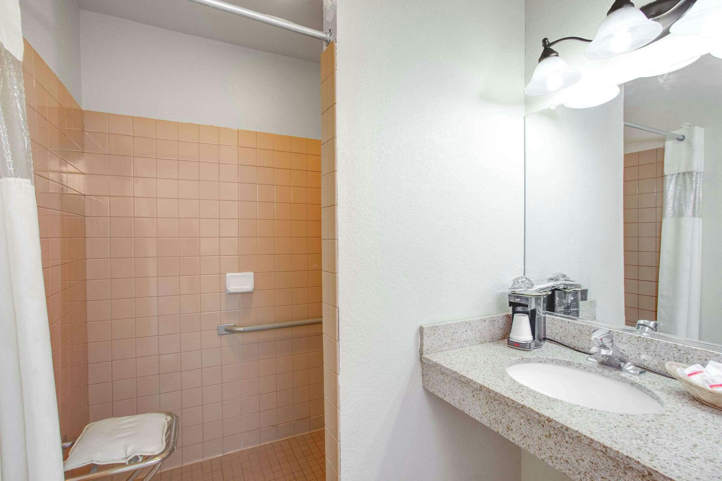 Hotel Baymont by Wyndham Coalinga photo 5