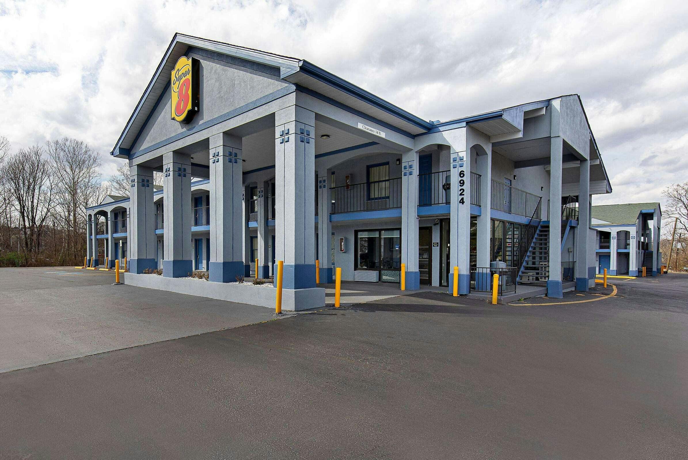 Hotel Super 8 by Wyndham Nashville West photo 1