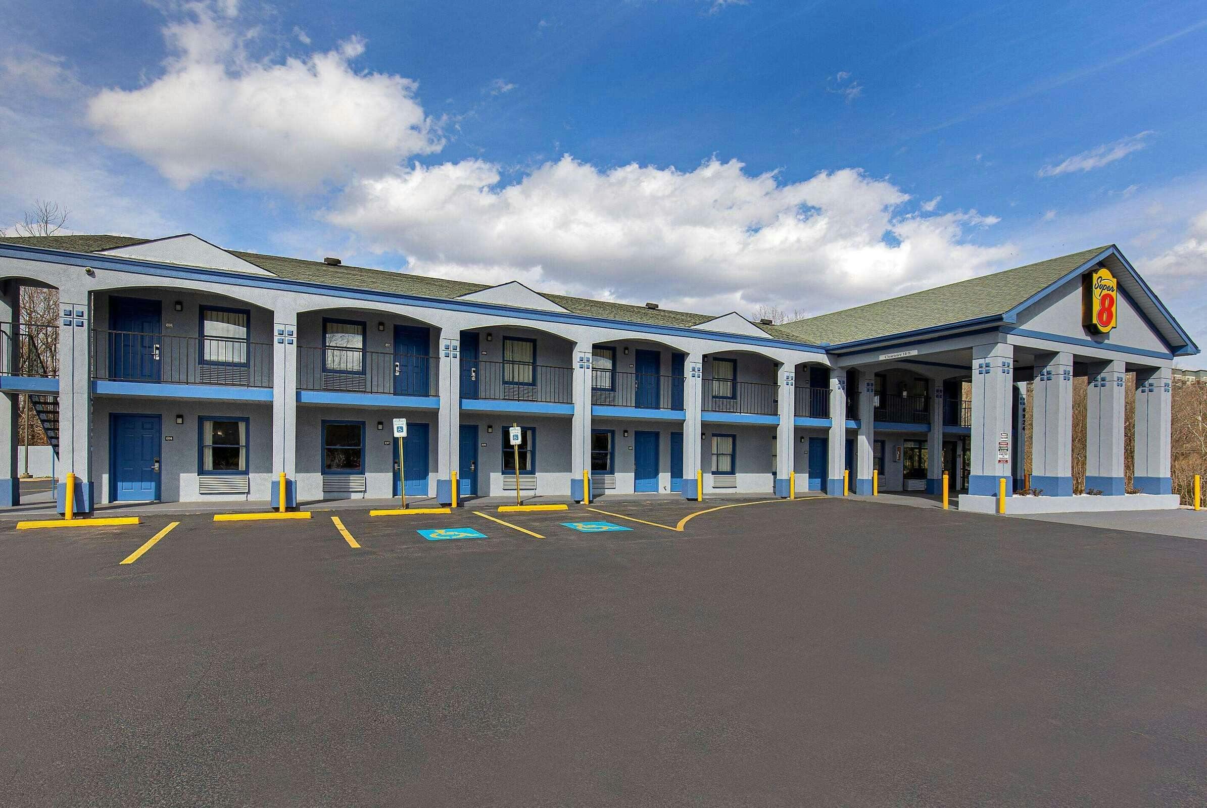 Hotel Super 8 by Wyndham Nashville West photo 2