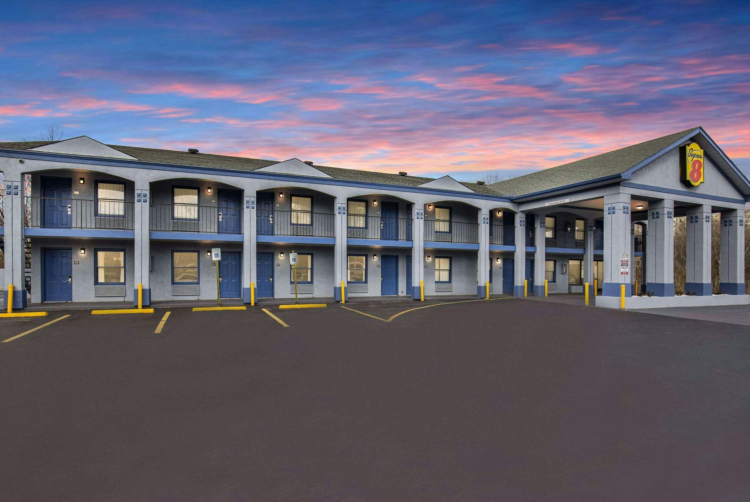 Hotel Super 8 by Wyndham Nashville West photo 4