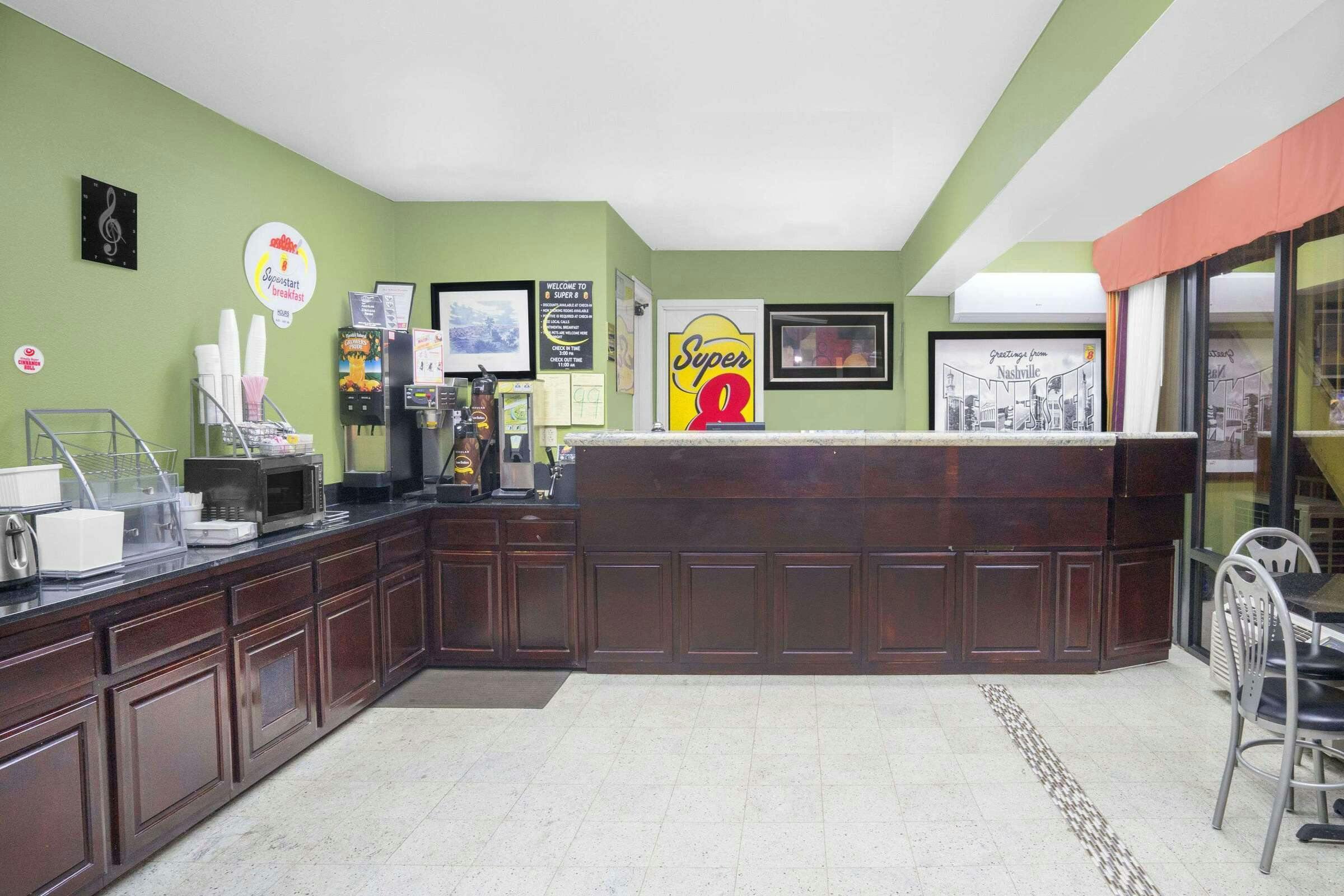 Hotel Super 8 by Wyndham Nashville West photo 5