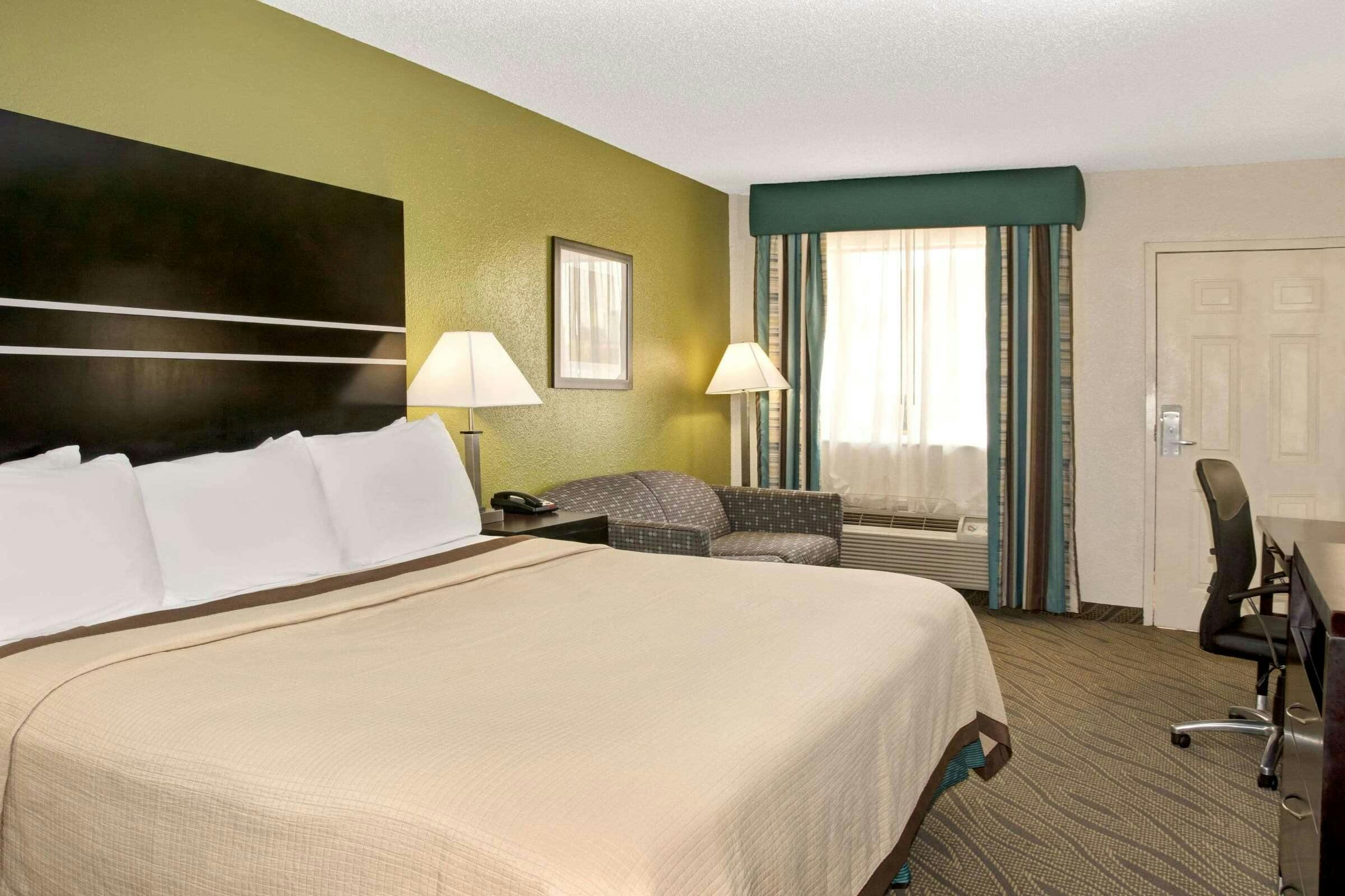 Hotel Howard Johnson by Wyndham Houston Heights/Downtown photo 5