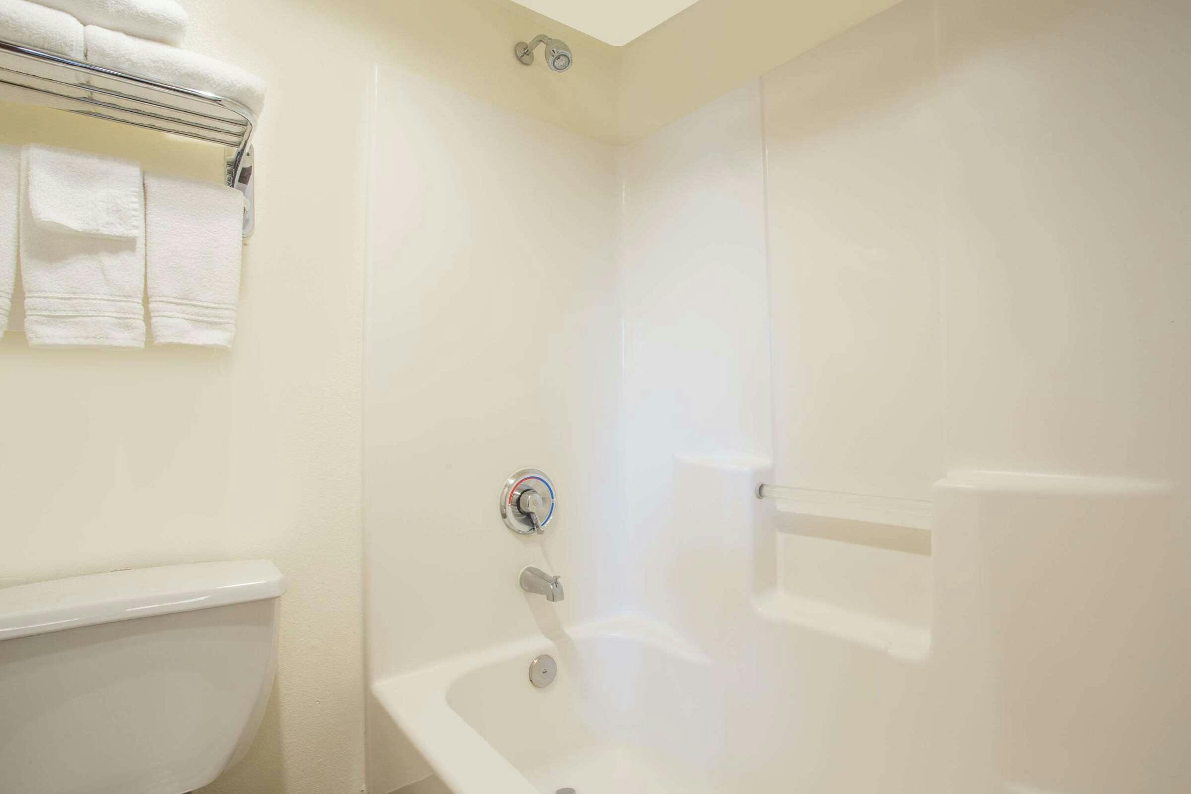 Hotel Days Inn by Wyndham Seattle Aurora photo 2