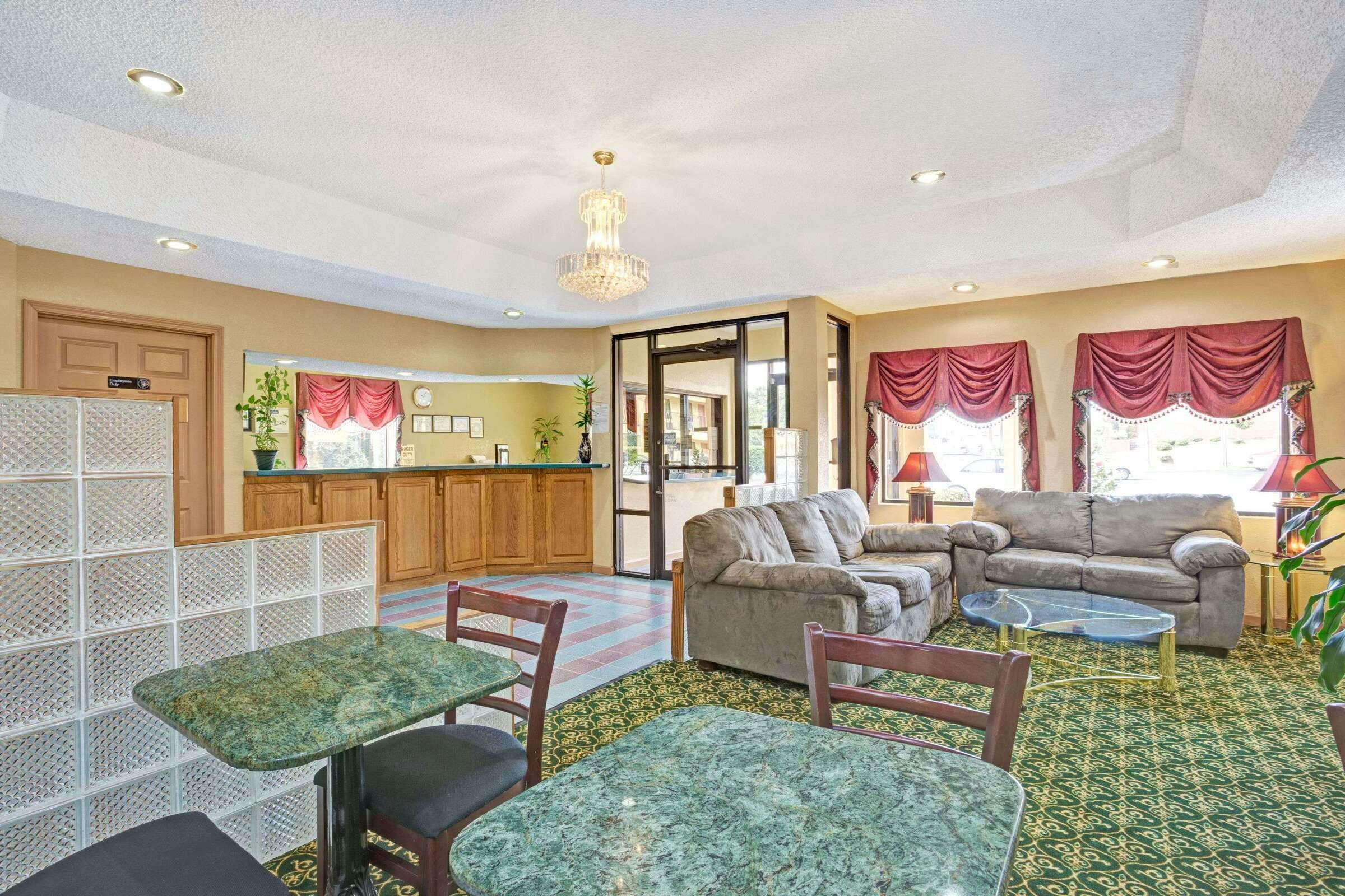 Hotel Travelodge Forest Park Atlanta photo 3