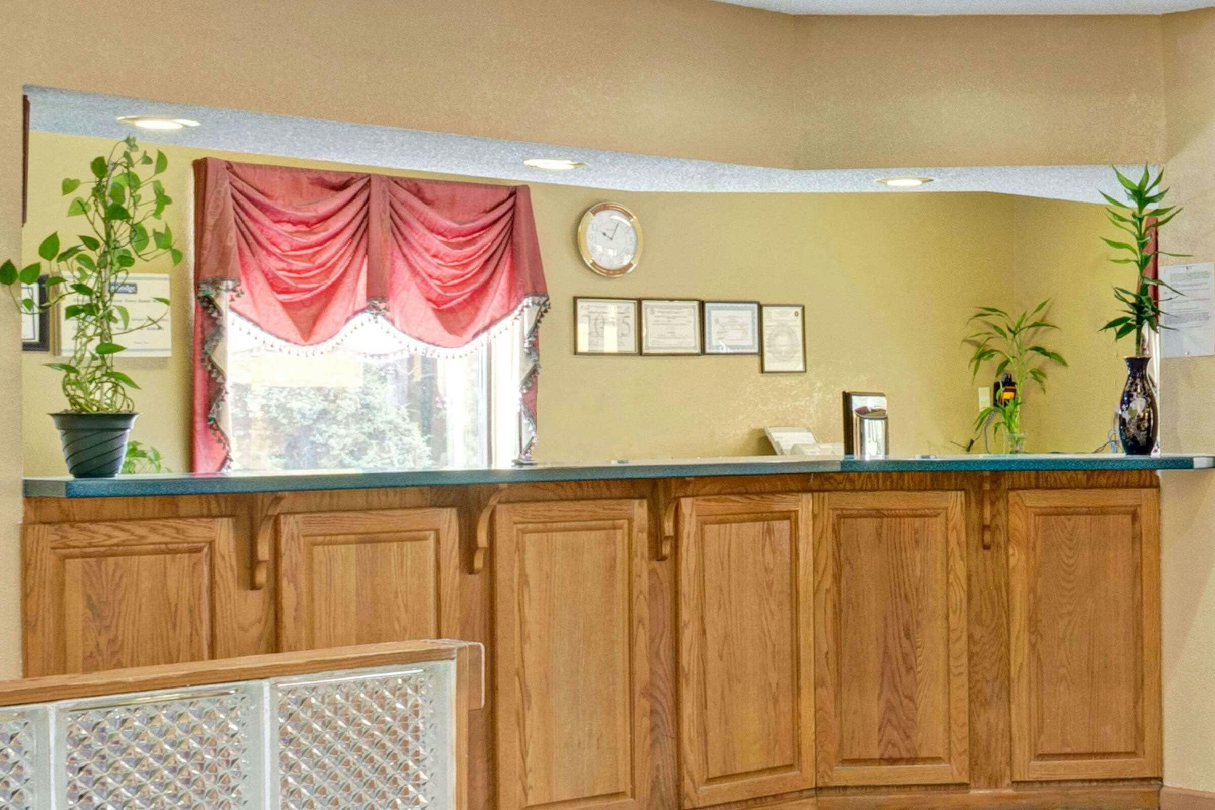 Hotel Travelodge Forest Park Atlanta photo 4