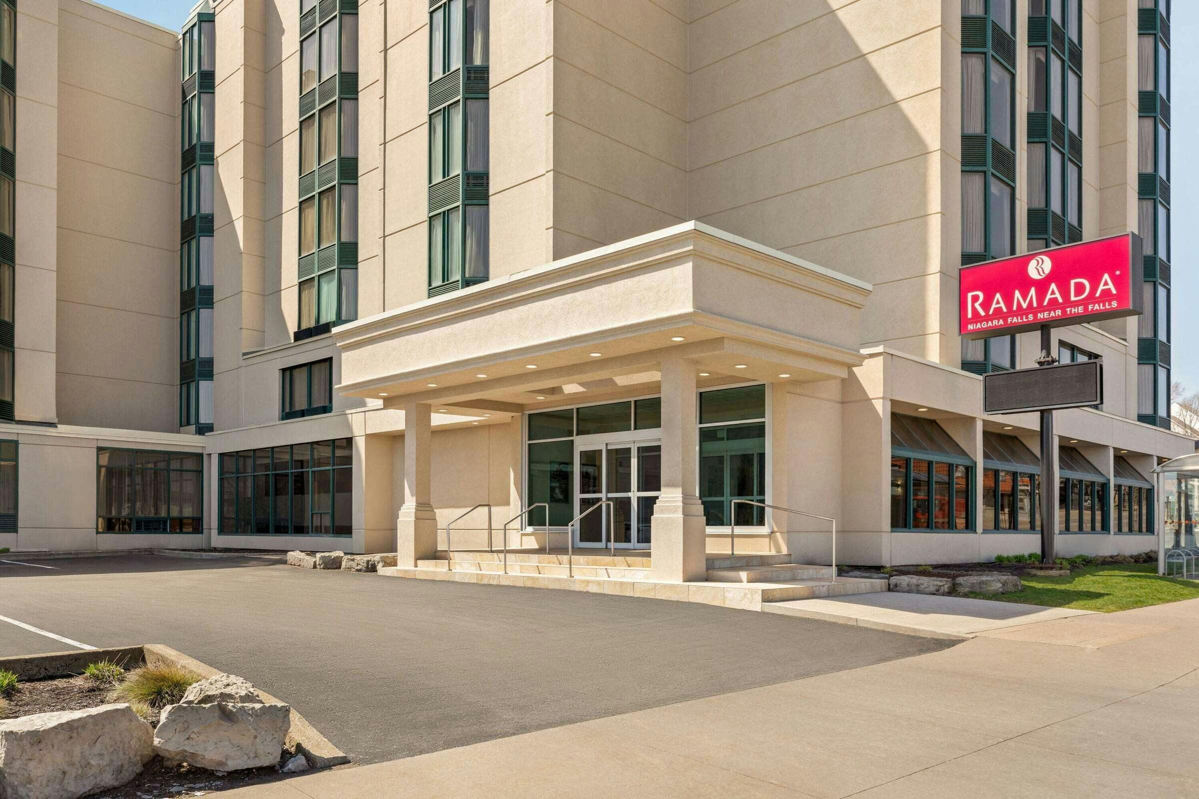 Hotel Ramada by Wyndham Niagara Falls Near the Falls photo 2