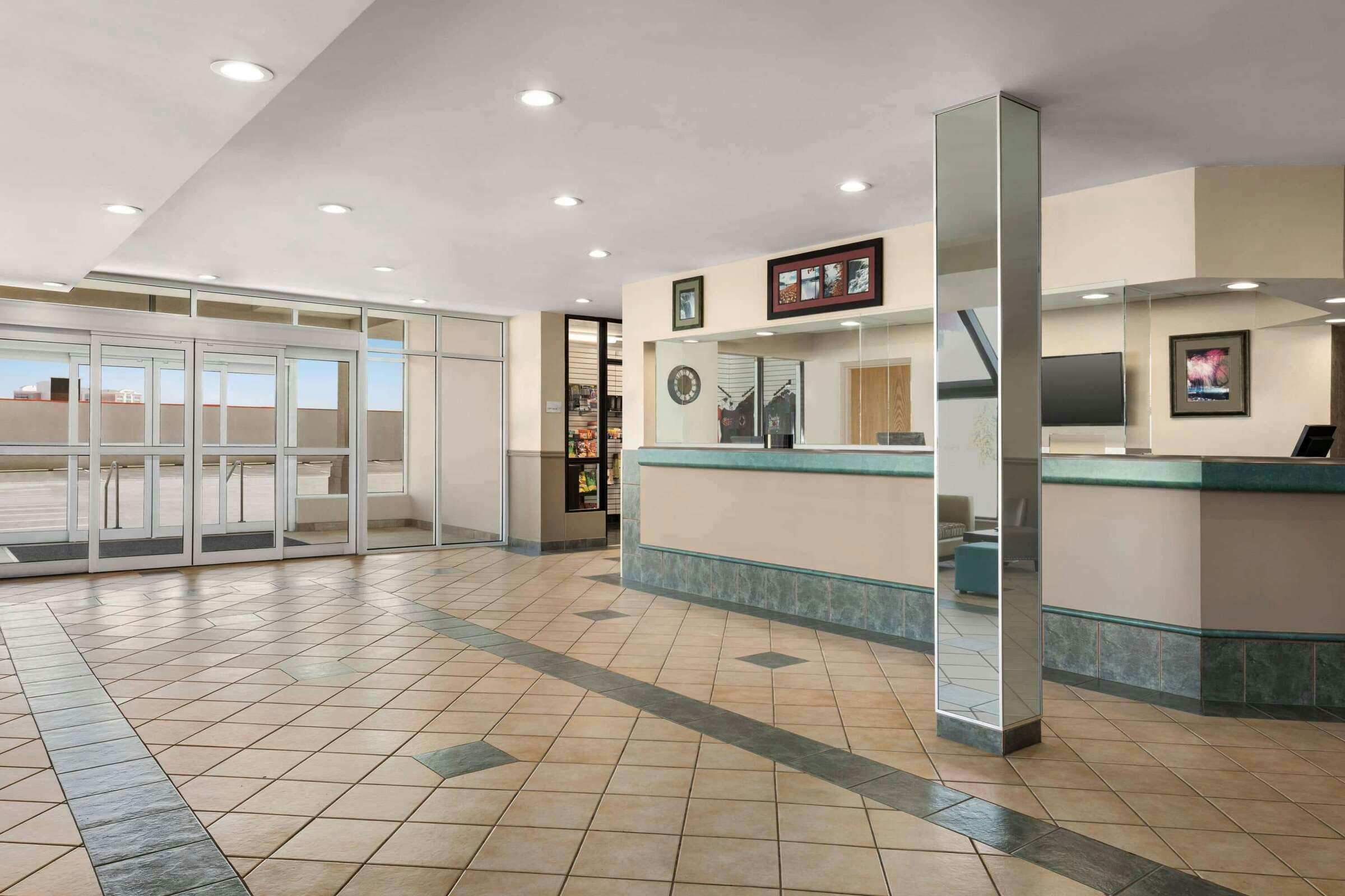 Hotel Ramada by Wyndham Niagara Falls Near the Falls photo 3