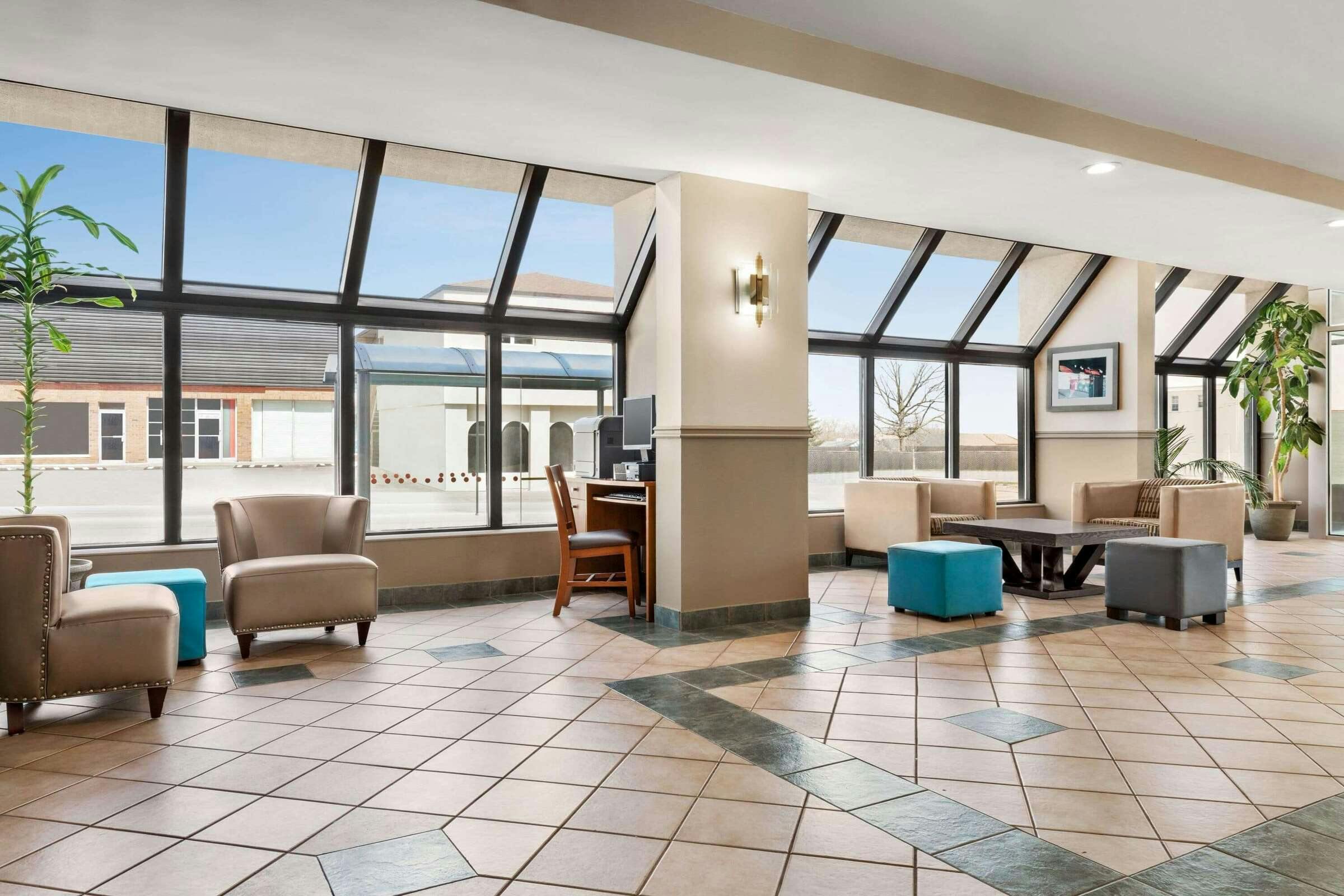 Hotel Ramada by Wyndham Niagara Falls Near the Falls photo 5