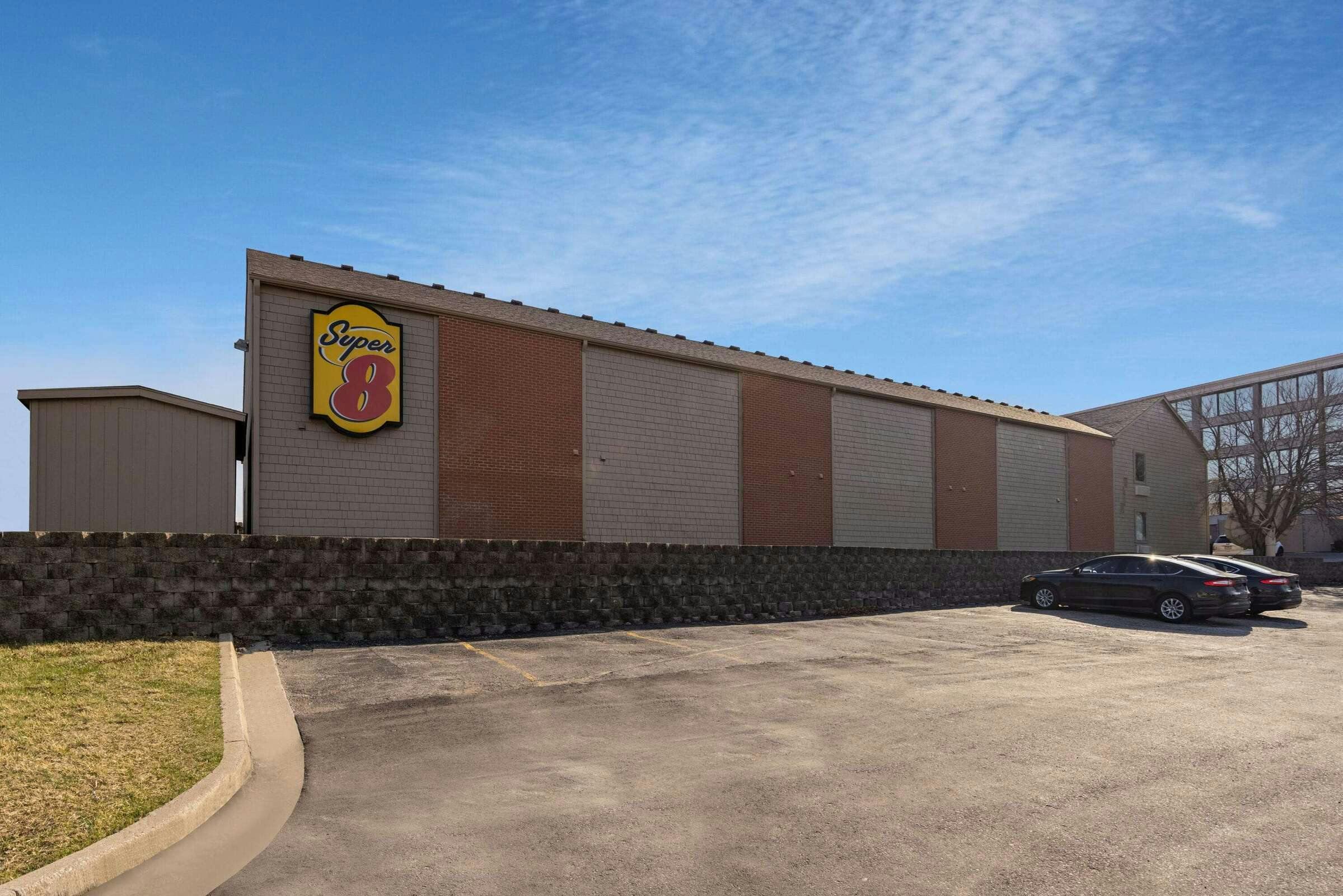 Hotel Super 8 Kansas City Airport N photo 1