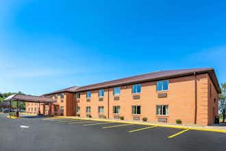 Hotel Super 8 Fairmont WV photo 2