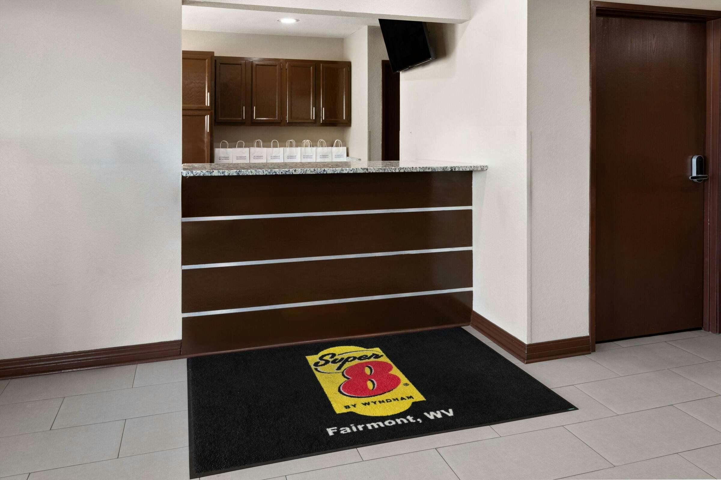 Hotel Super 8 by Wyndham Fairmont photo 5