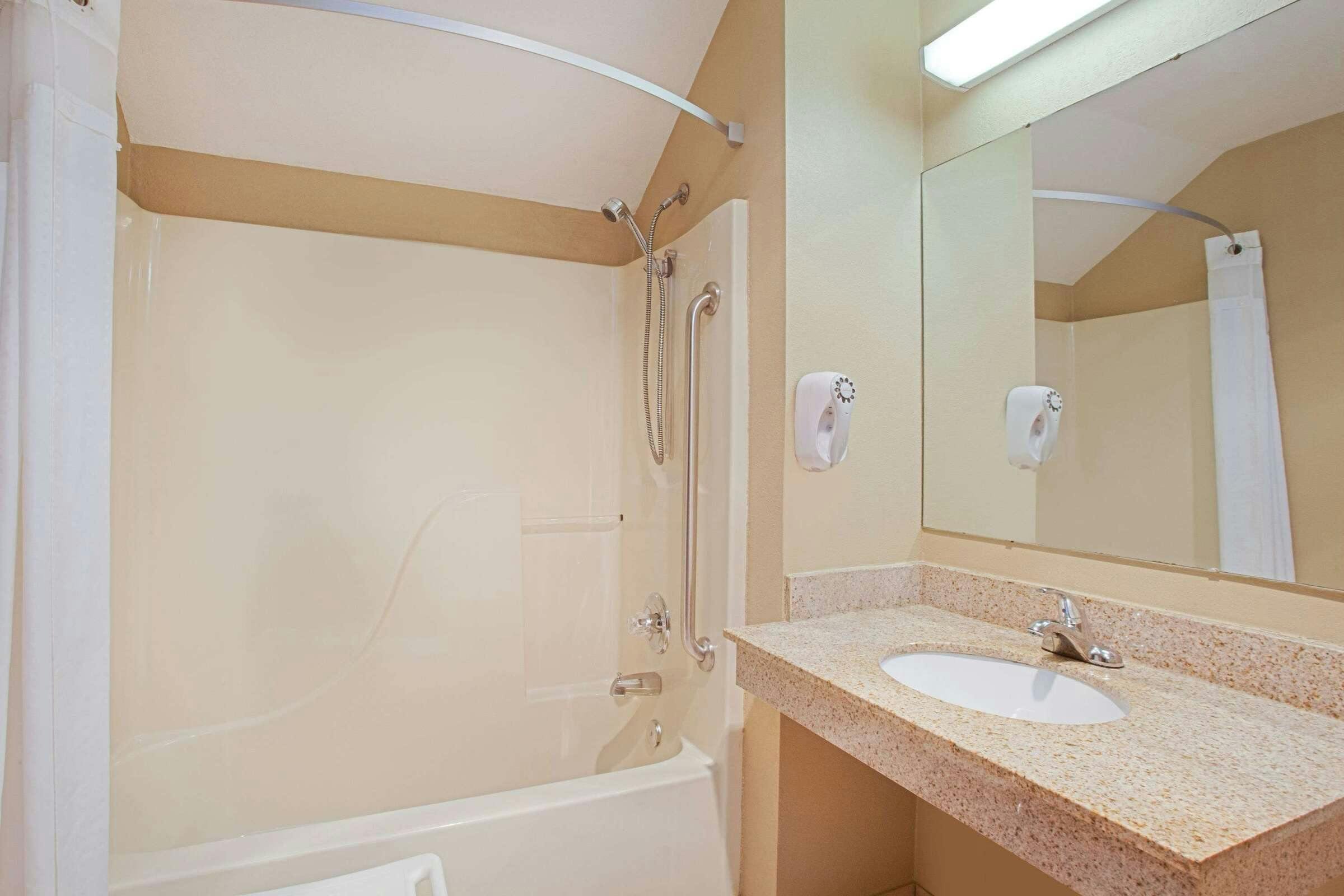 Hotel Super 8 by Wyndham Defiance photo 5