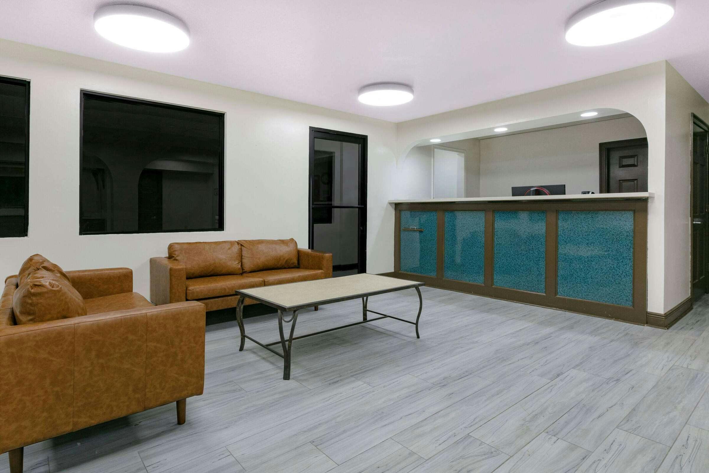 Hotel Super 8 by Wyndham Moss Point photo 2