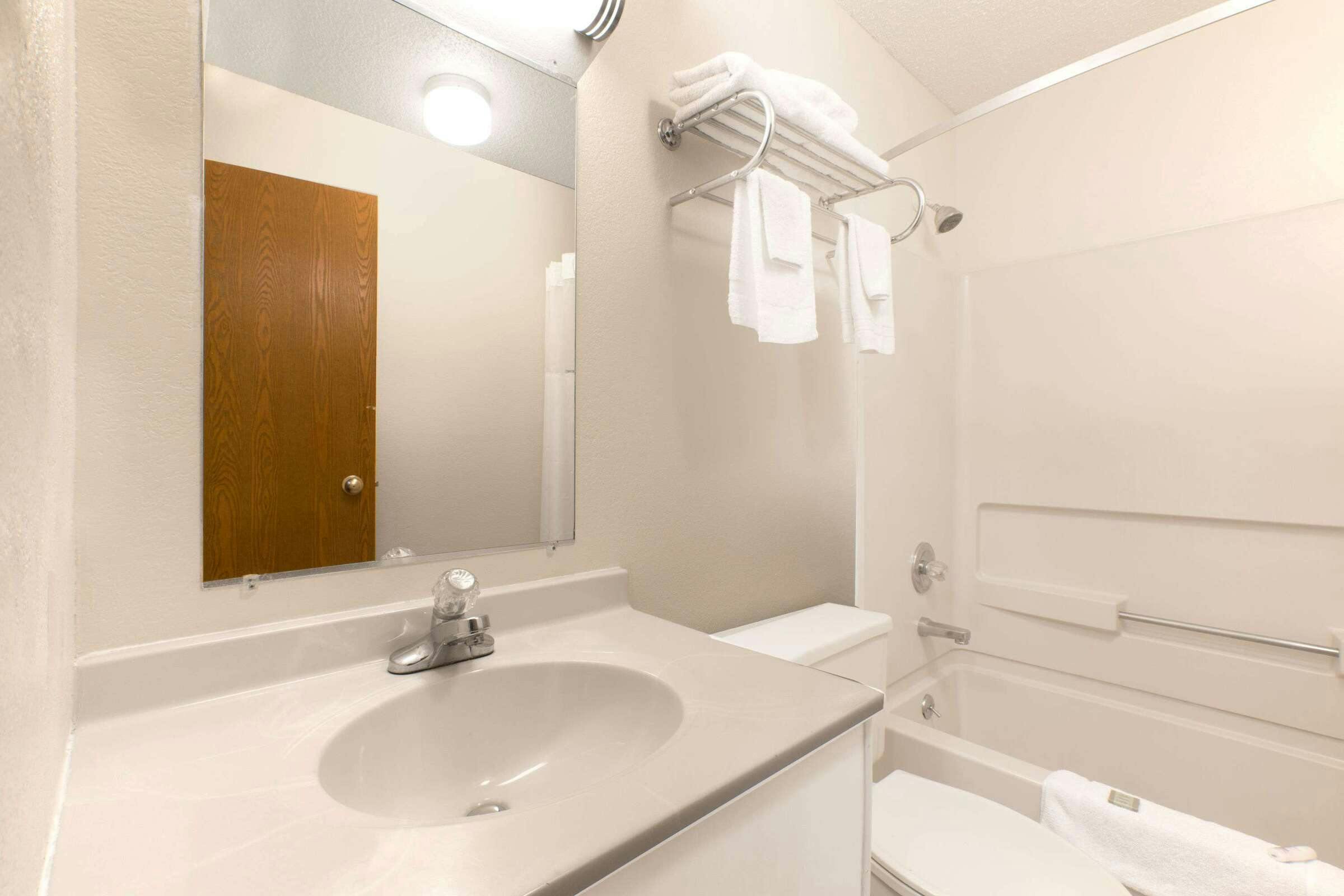 Hotel Super 8 by Wyndham Boonville photo 4