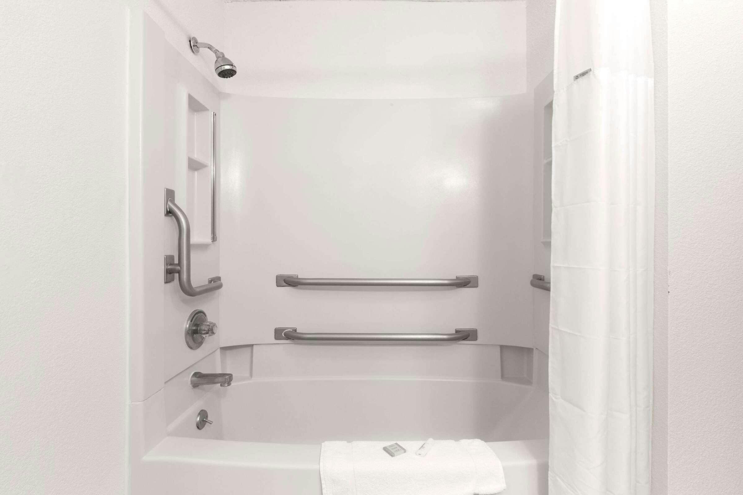 Hotel Super 8 by Wyndham Boonville photo 5