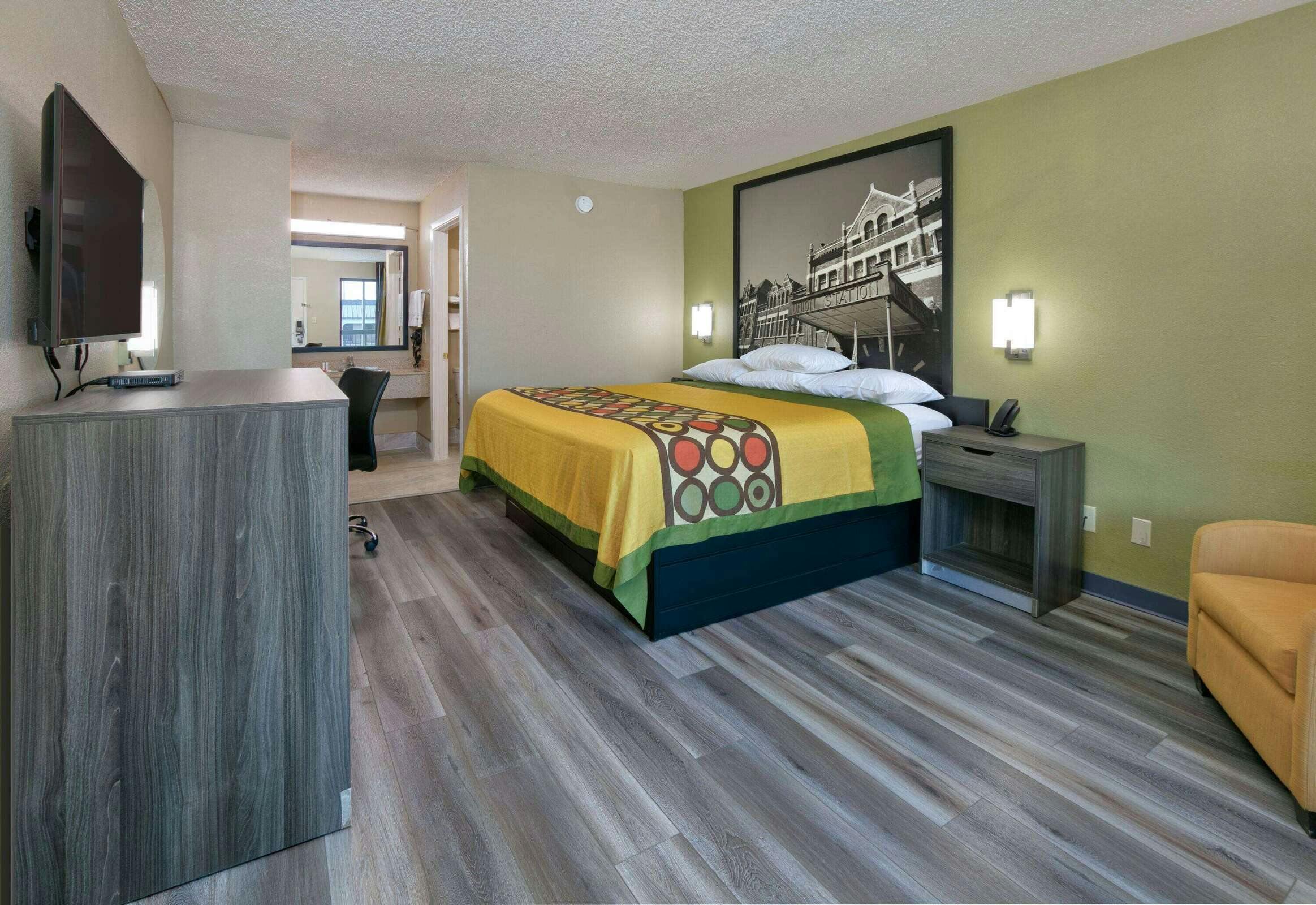 Hotel Super 8 by Wyndham Mobile/Tillmans Corner photo 3