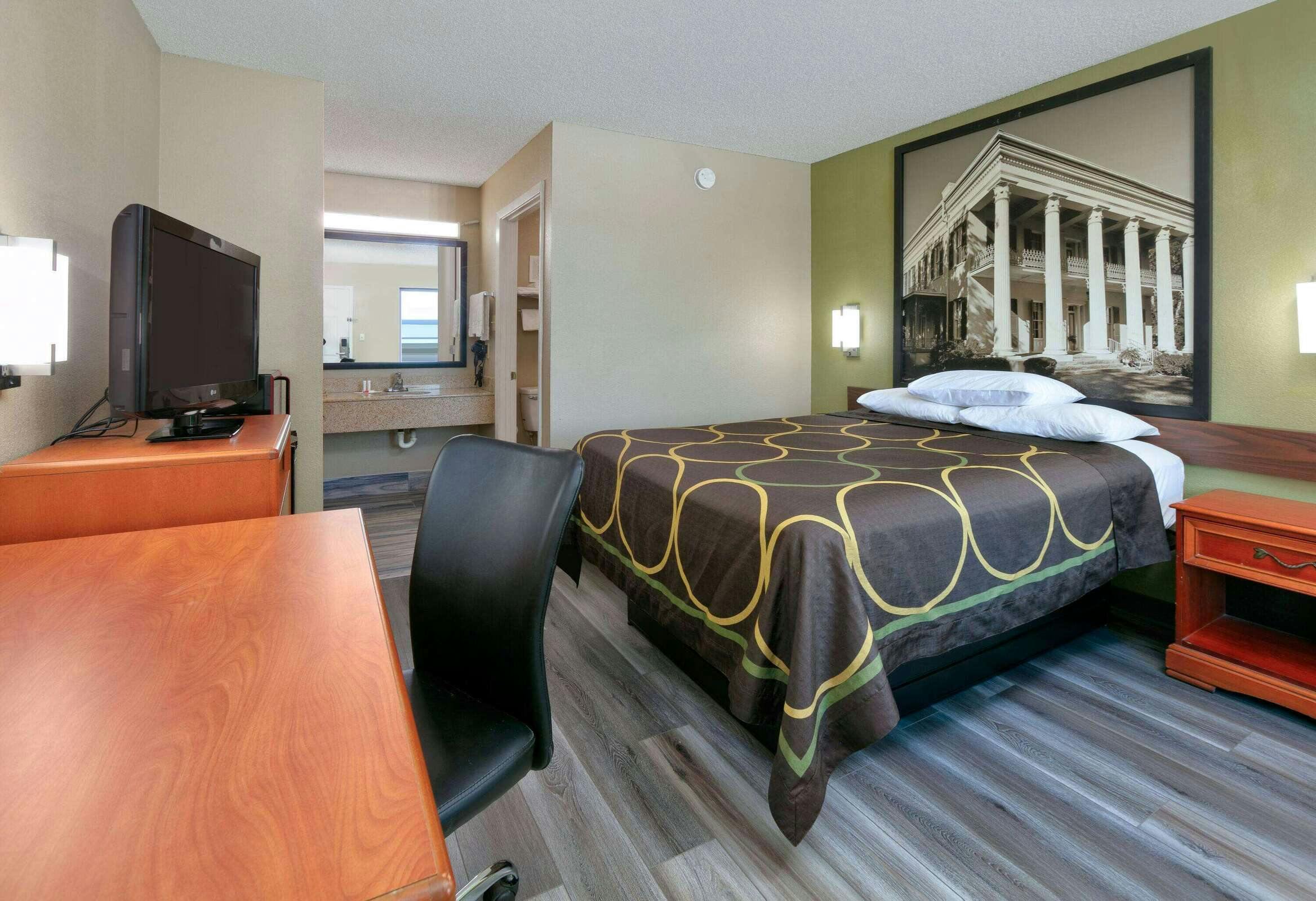 Hotel Super 8 by Wyndham Mobile/Tillmans Corner photo 5