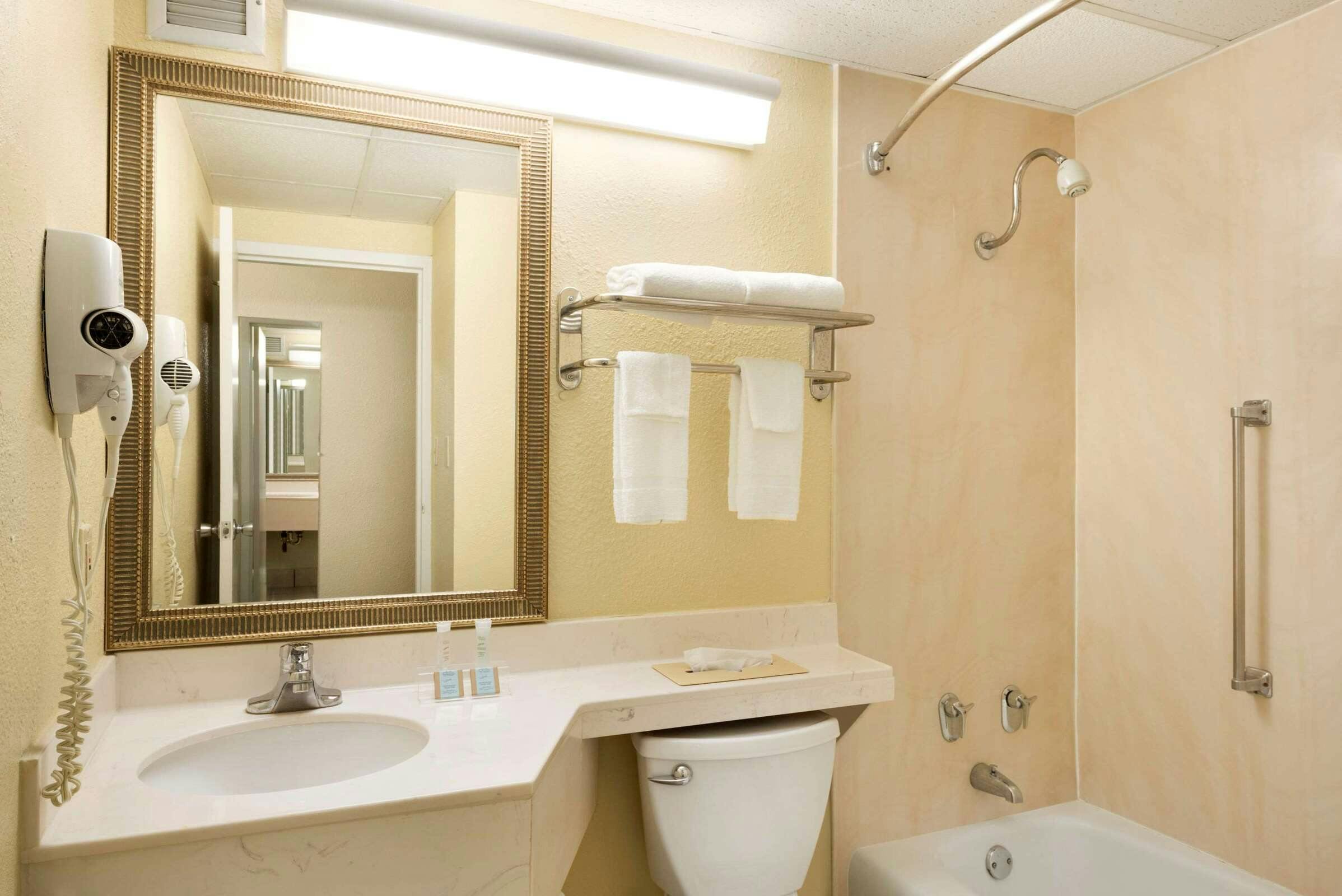 Hotel Travelodge by Wyndham Sturgis photo 3