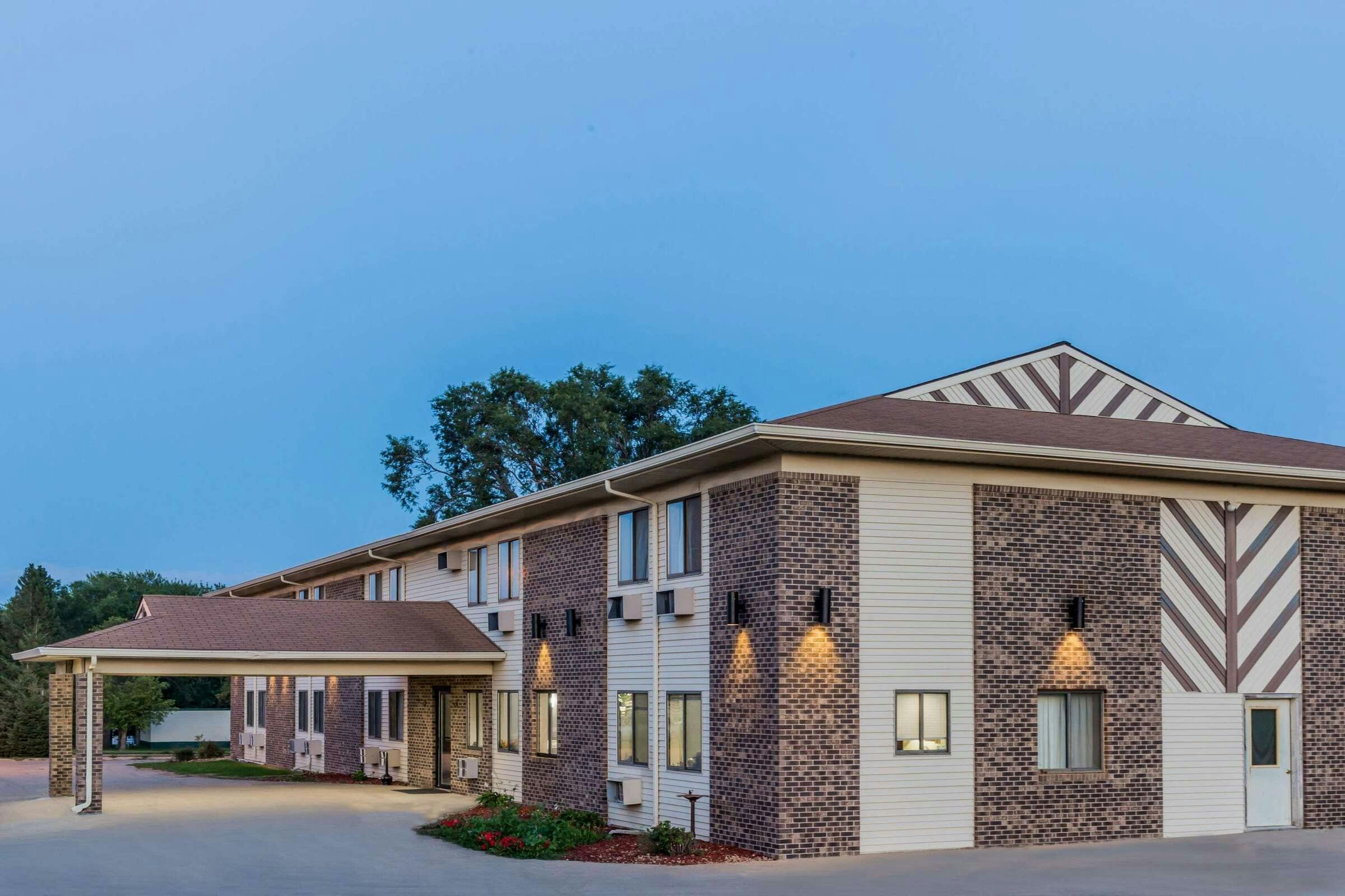 Hotel Super 8 by Wyndham Madison photo 1