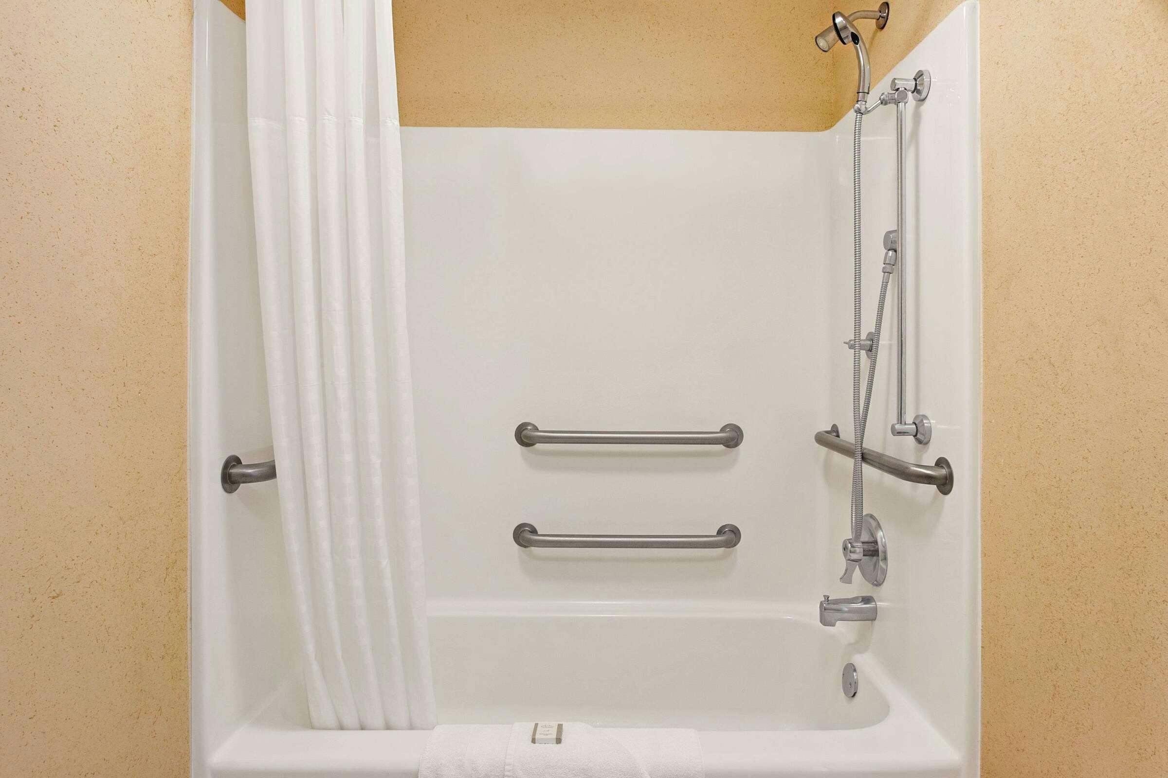 Hotel Baymont by Wyndham Pearl photo 3