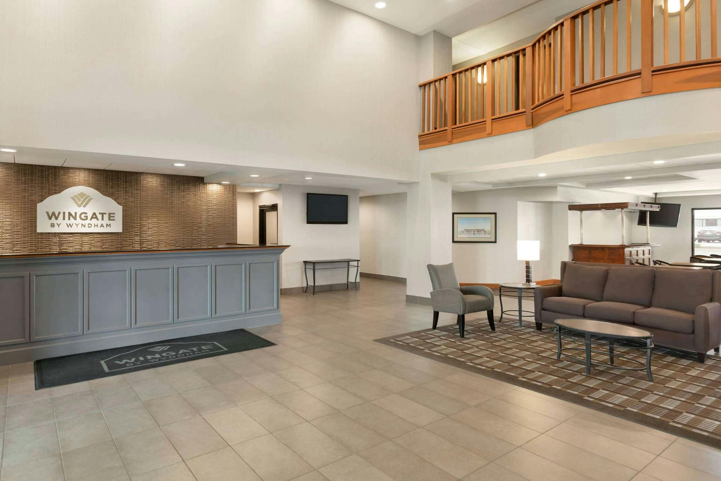 Hotel Wingate by Wyndham Cincinnati/Blue Ash photo 2