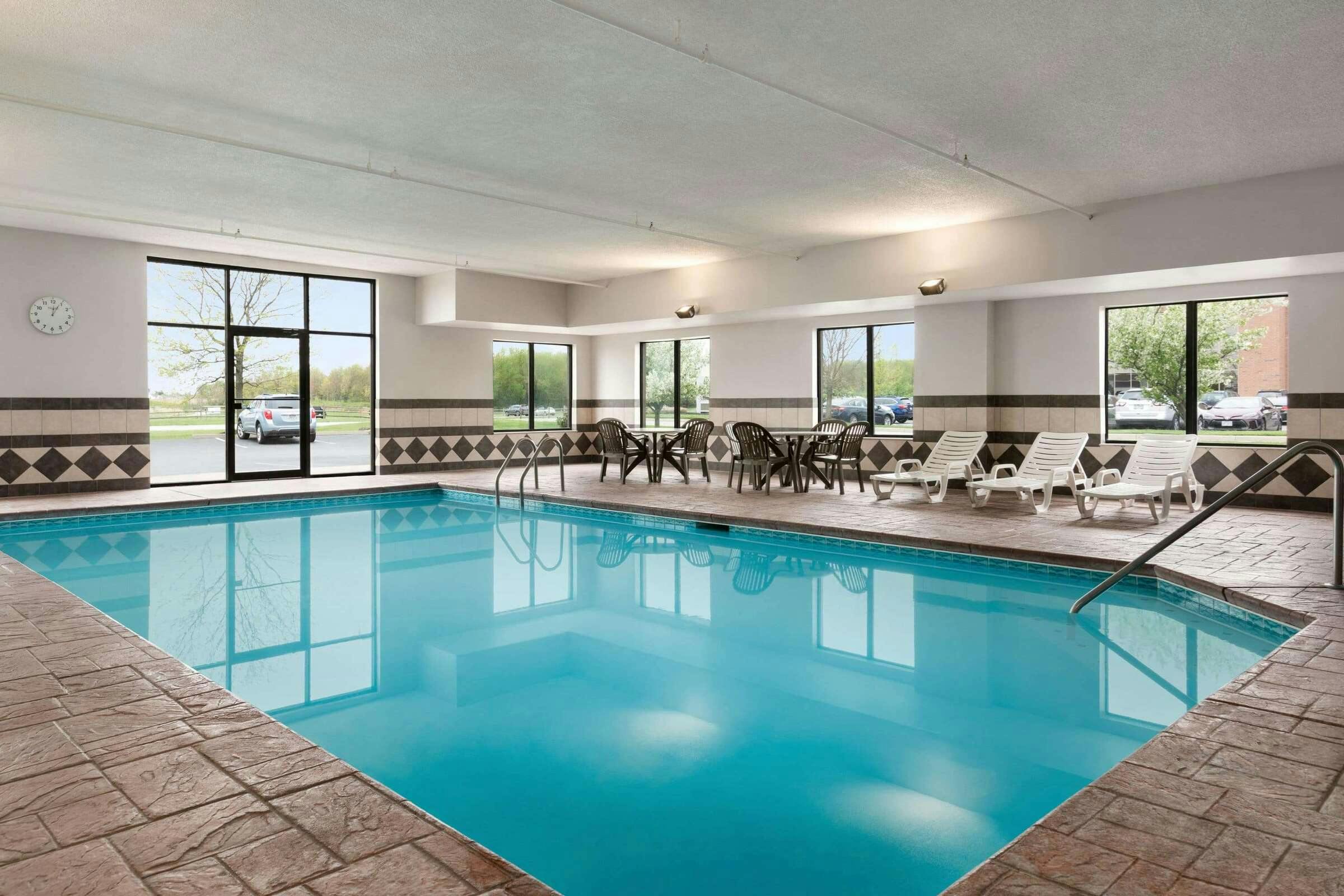 Hotel Wingate by Wyndham Cincinnati/Blue Ash photo 3