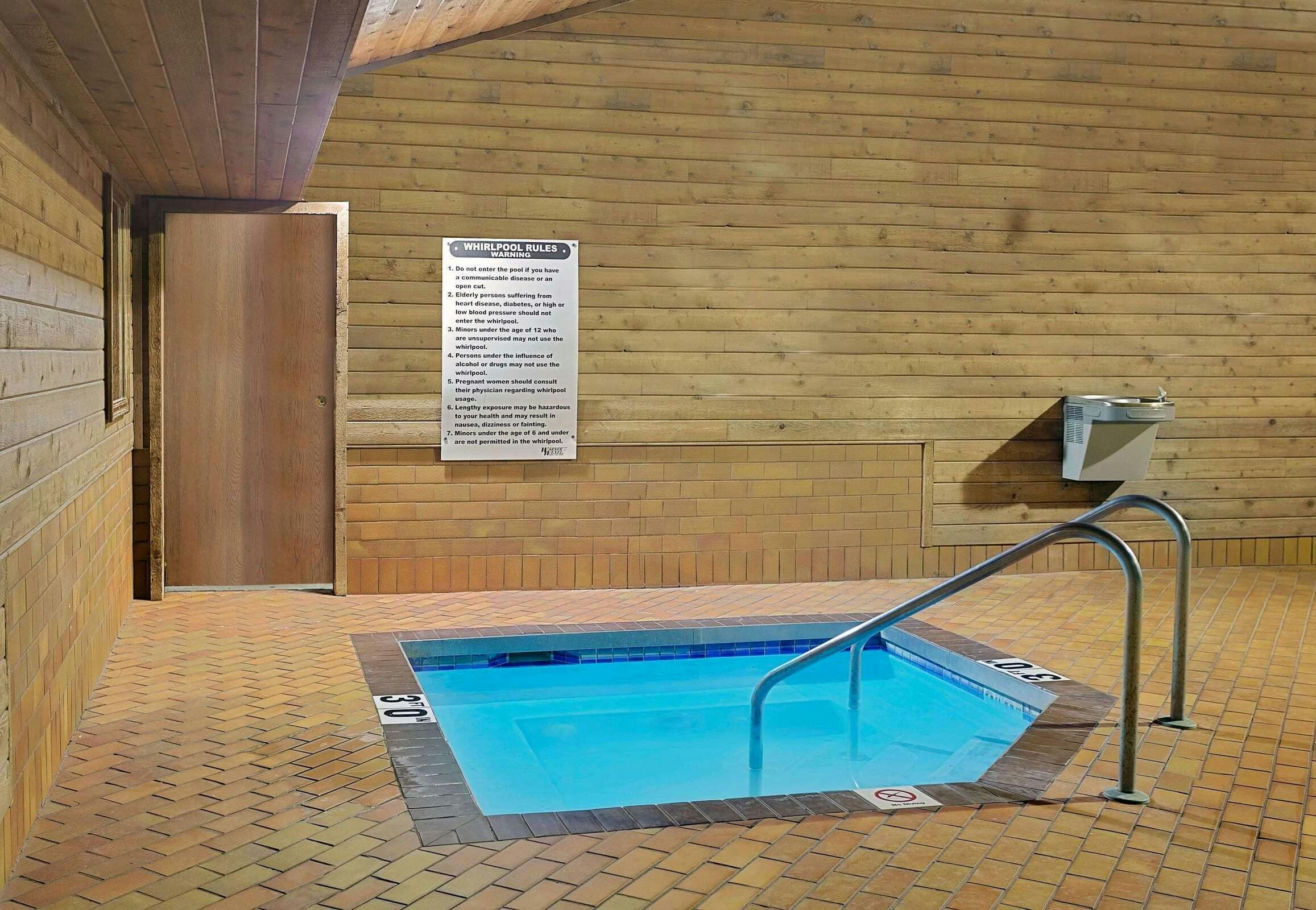 Hotel Super 8 by Wyndham Sturgeon Bay photo 1