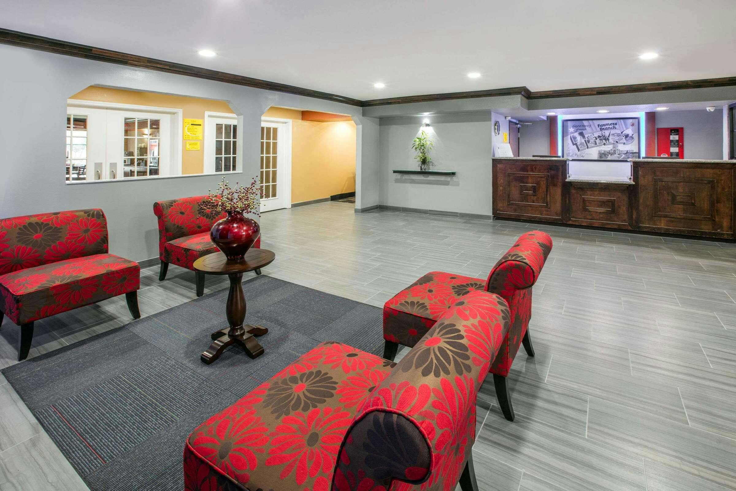 Hotel Super 8 by Wyndham Farmers Branch/North Dallas photo 1