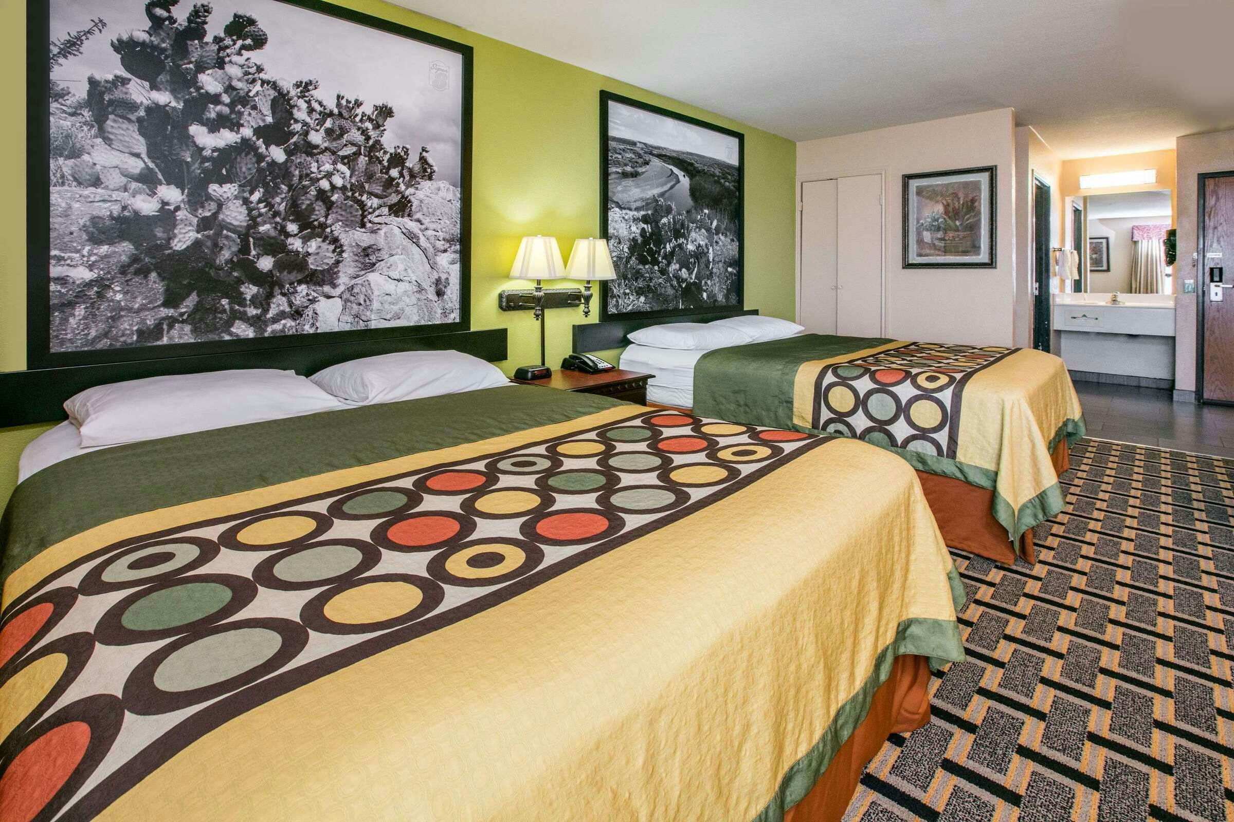 Hotel Super 8 by Wyndham Farmers Branch/North Dallas photo 3