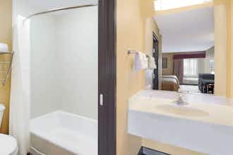 Hotel Super 8 by Wyndham Farmers Branch/North Dallas photo 4