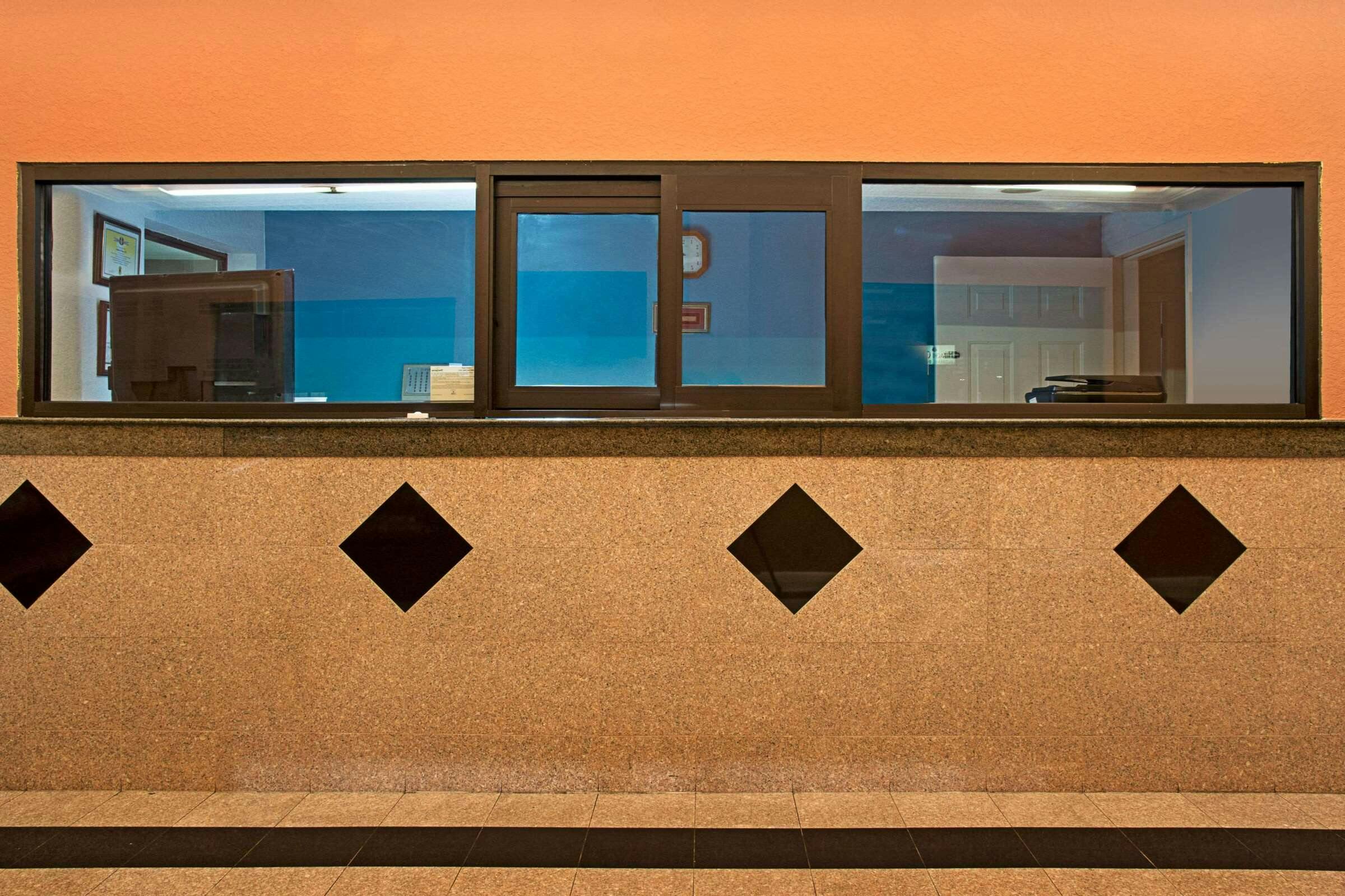 Hotel Super 8 by Wyndham Houston/Brookhollow NW photo 2