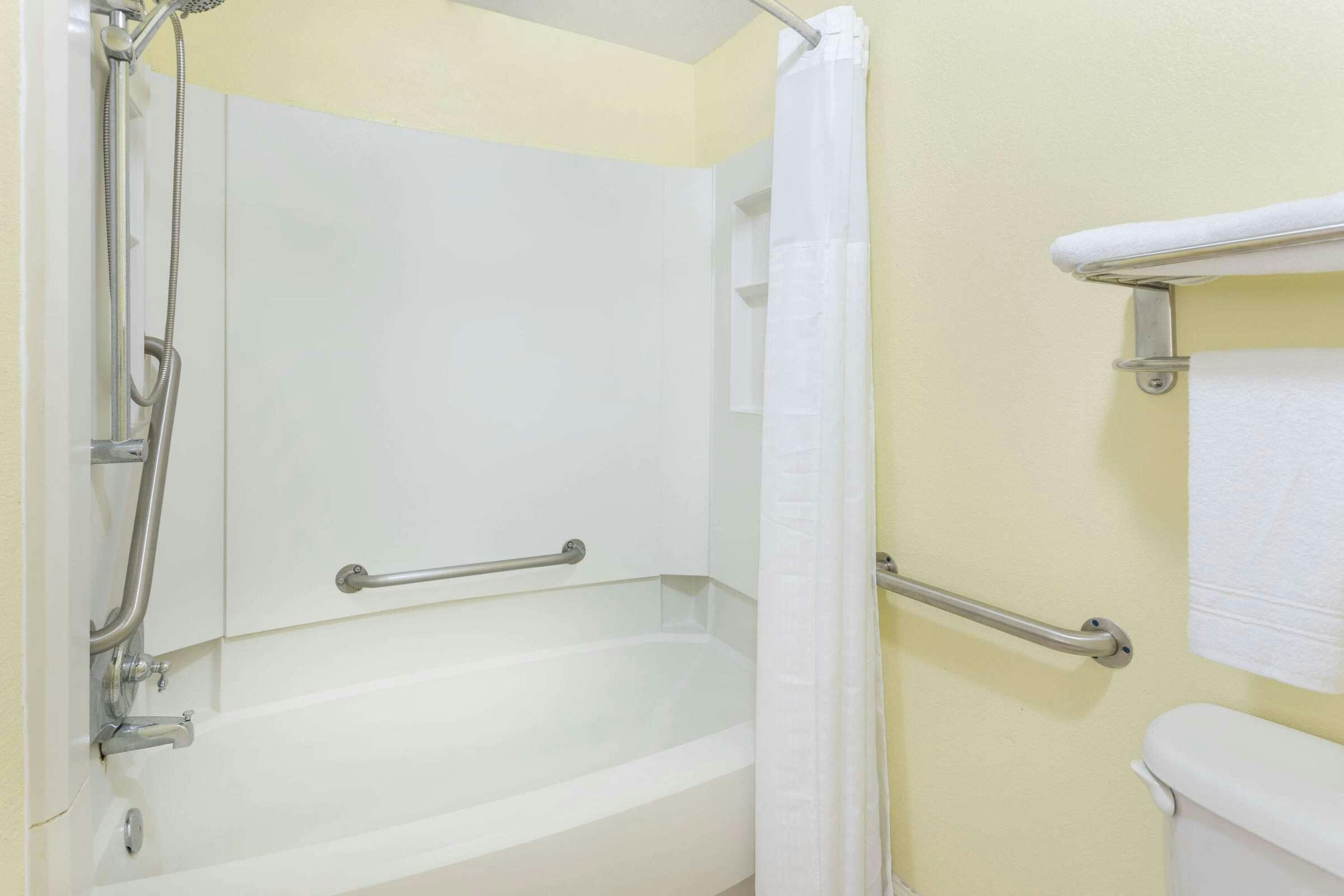 Hotel Super 8 By Wyndham Kingsland I-95/Naval Base Area photo 4