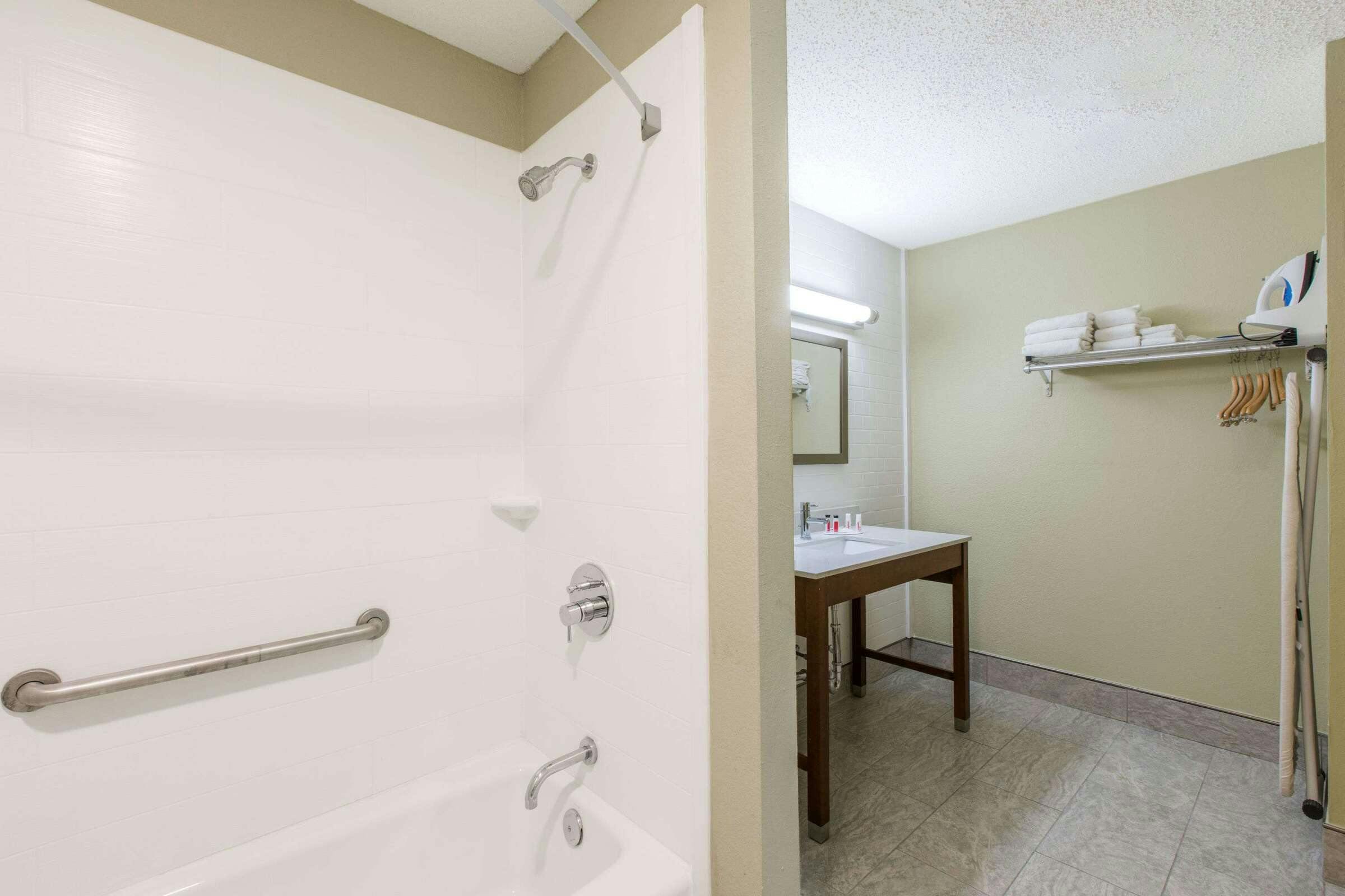 Hotel Days Inn and Suites Big Spring photo 3