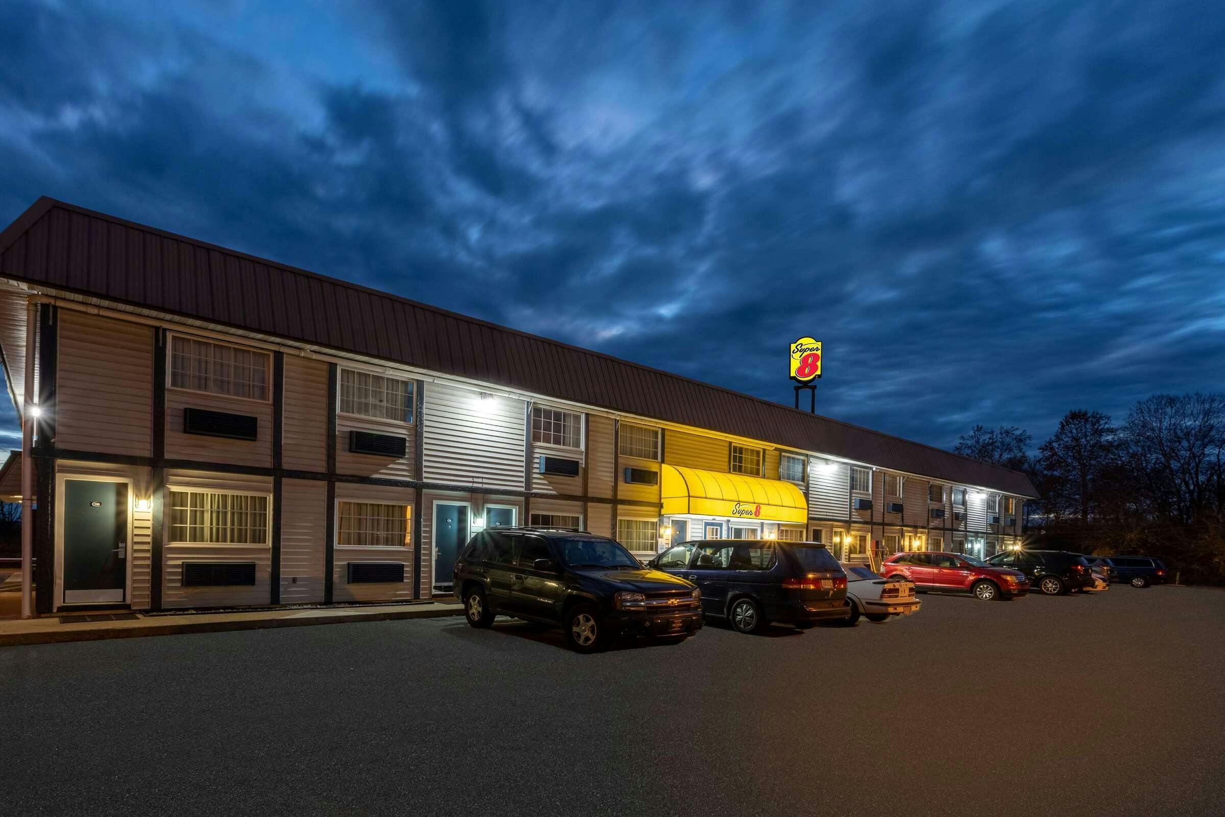 Hotel Super 8 Wooster OH photo 1