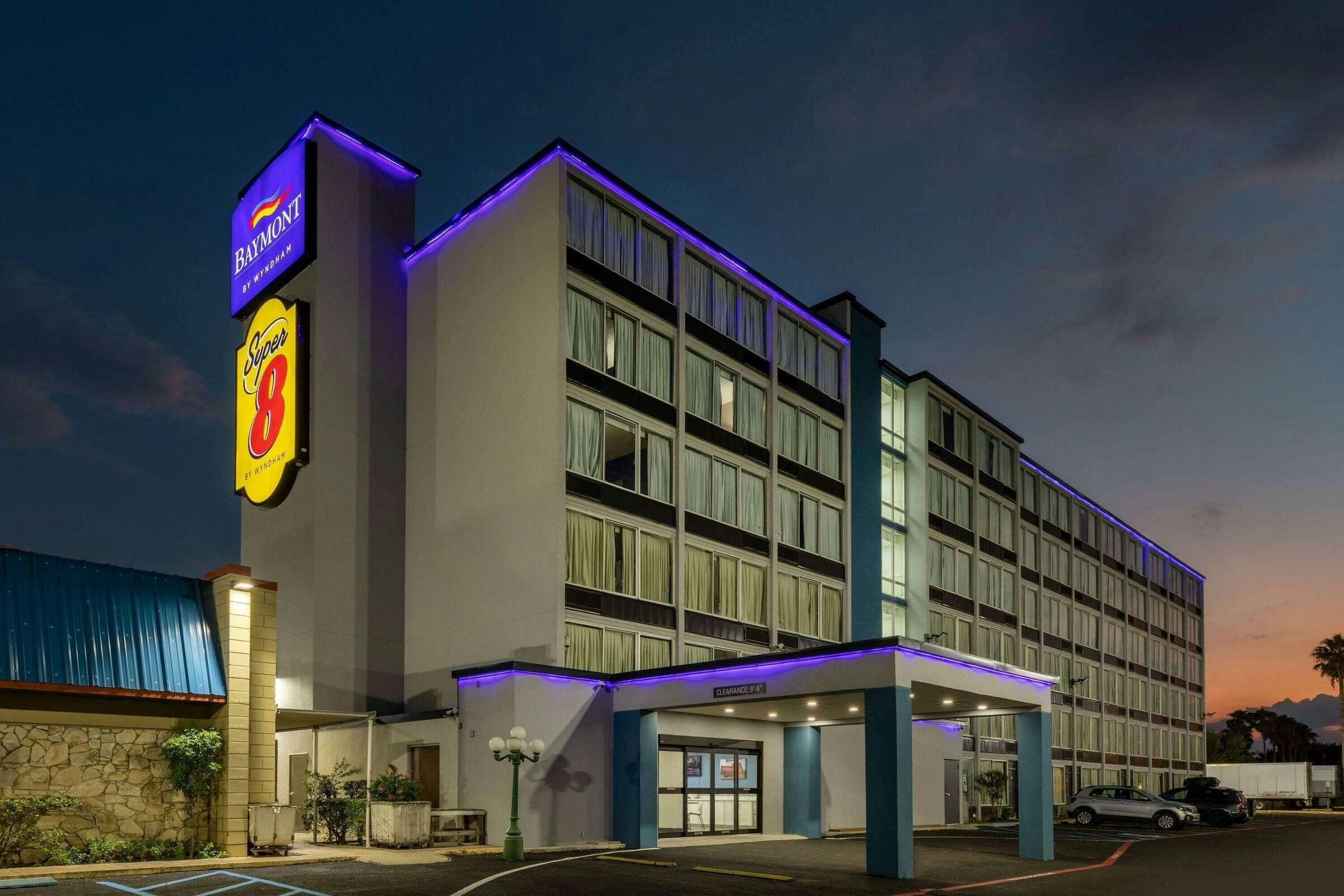 Hotel Baymont Laredo photo 1