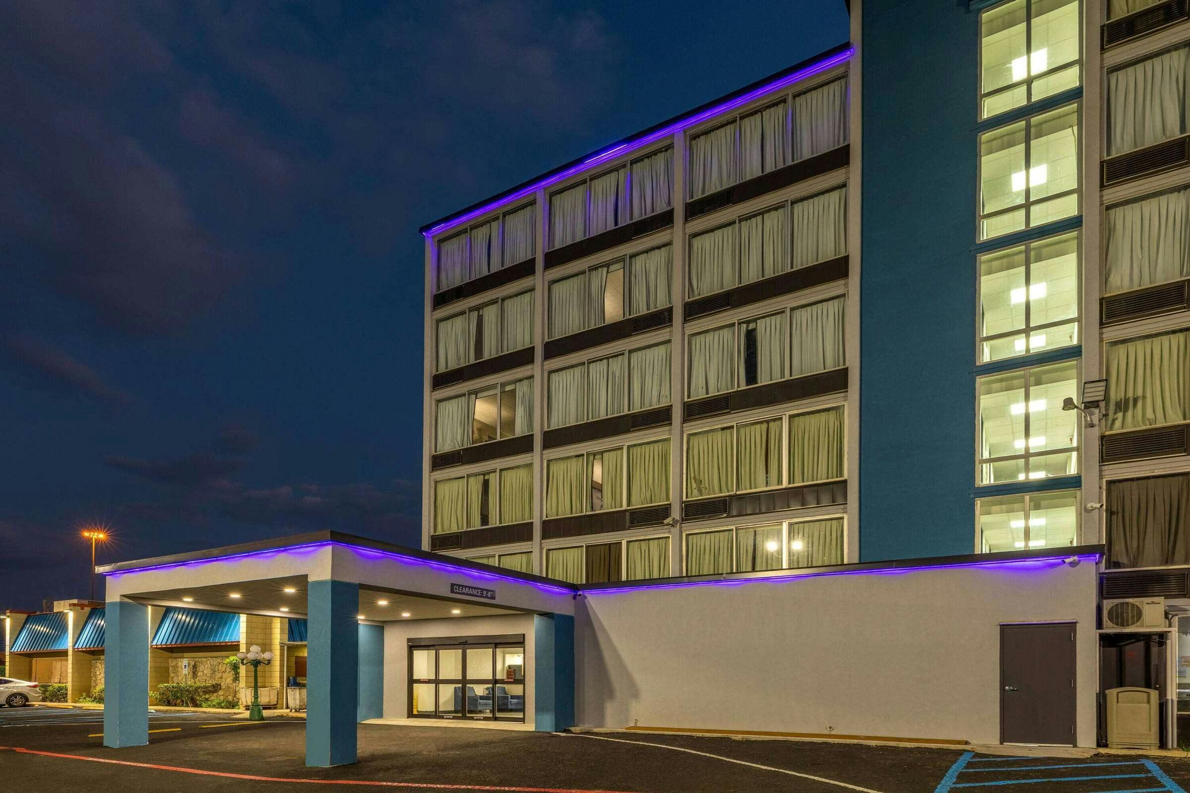 Hotel Baymont Laredo photo 2