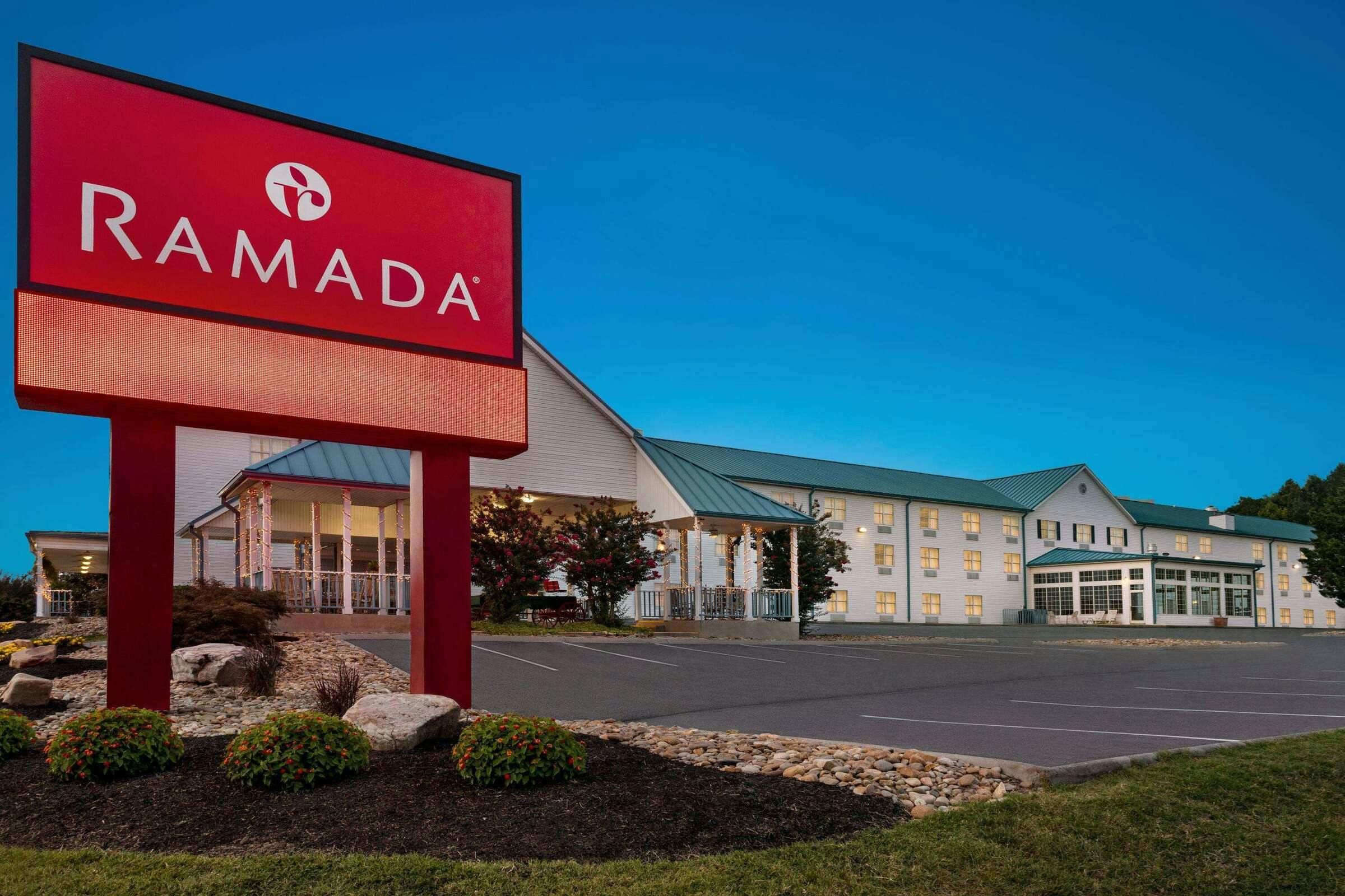 Hotel Ramada by Wyndham Pigeon Forge North photo 1